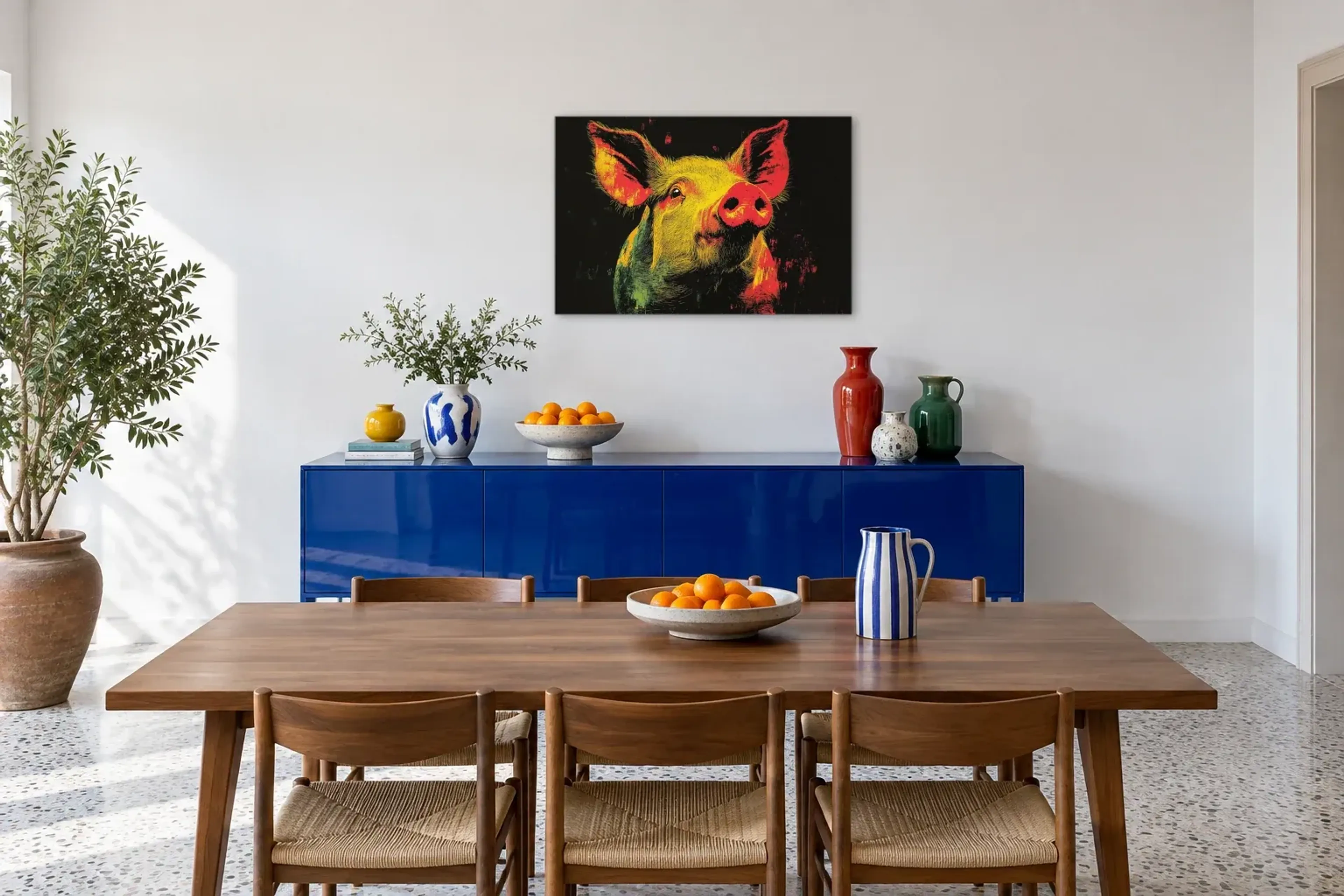 Schwein mit roter Schnauze als Wandbild über einem 180-cm-Sideboard