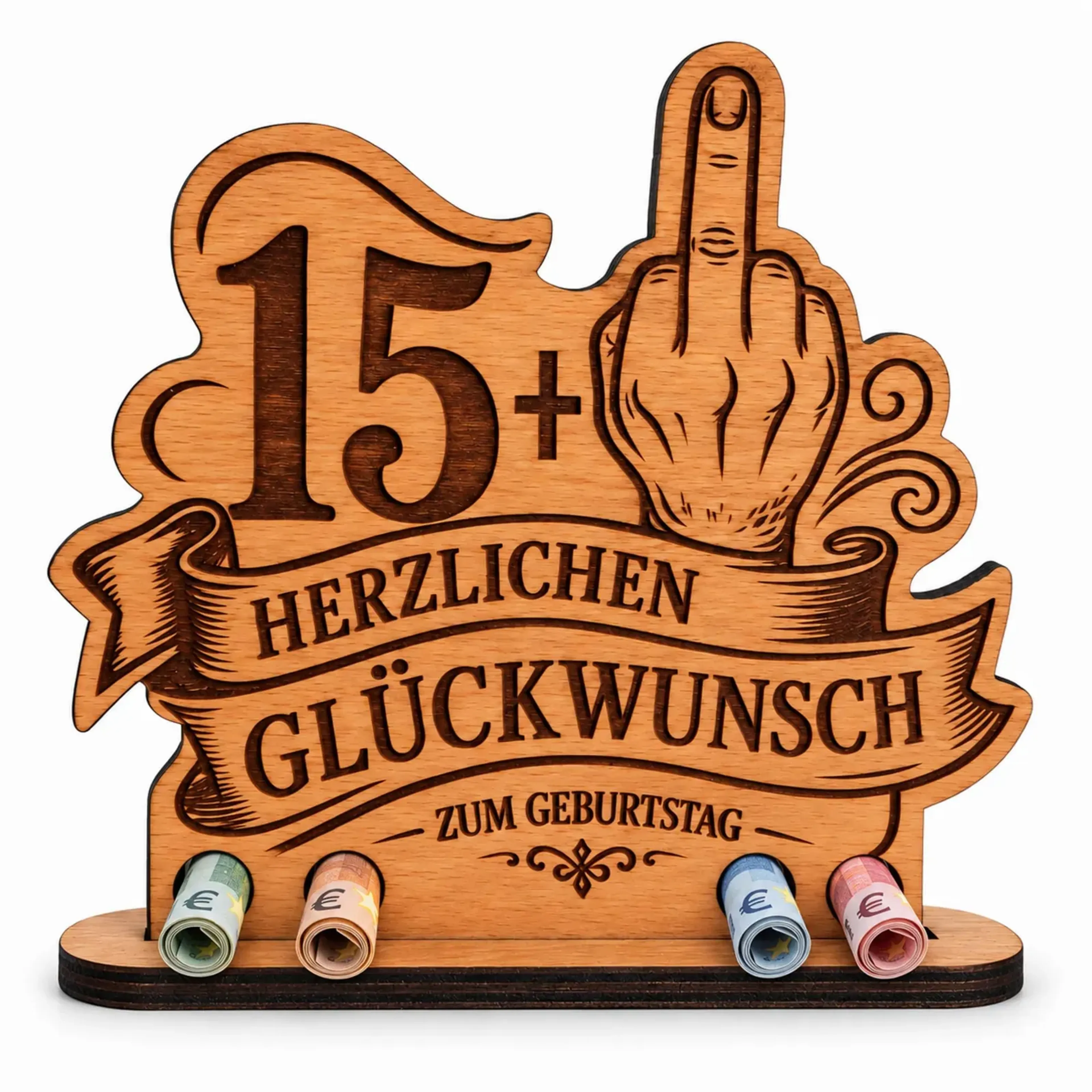 Holzaufsteller mit beispielhaftem „15 +“, Mittelfinger-Motiv, Glückwunschbändern und vier gerollten Geldscheinen.