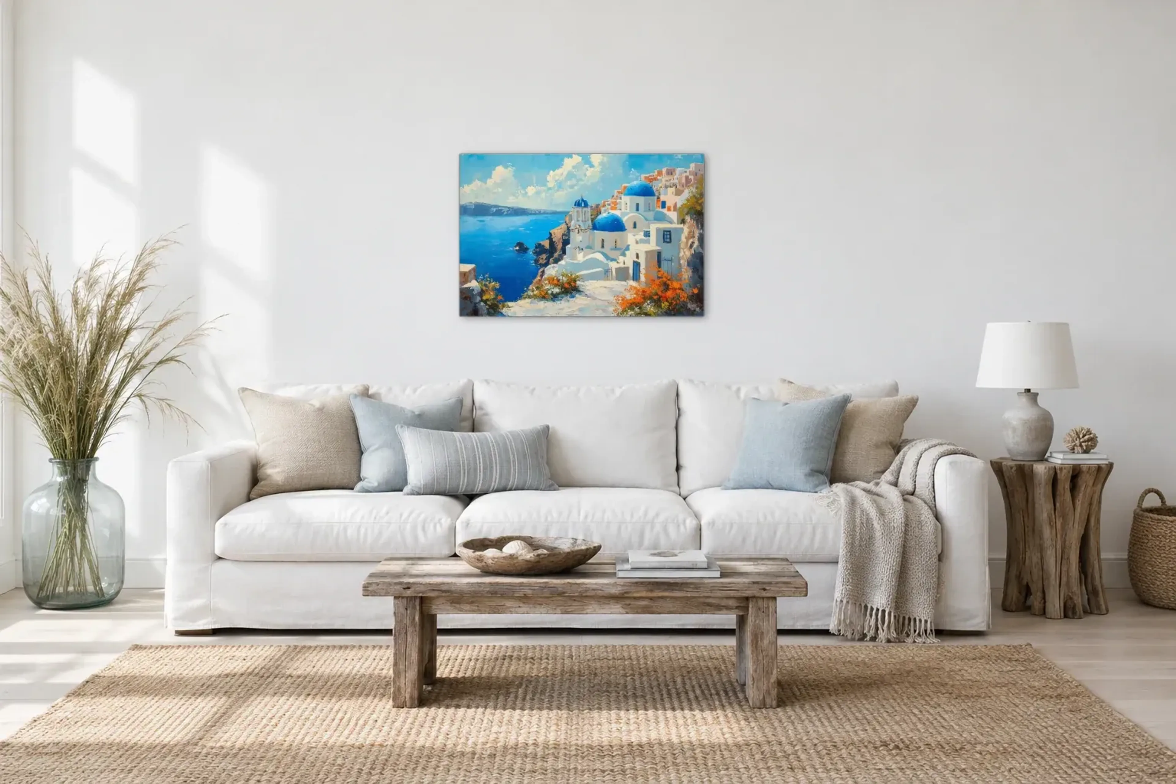 Blaue Kuppeln am Meer als Wandbild über einem 220-cm-Sofa