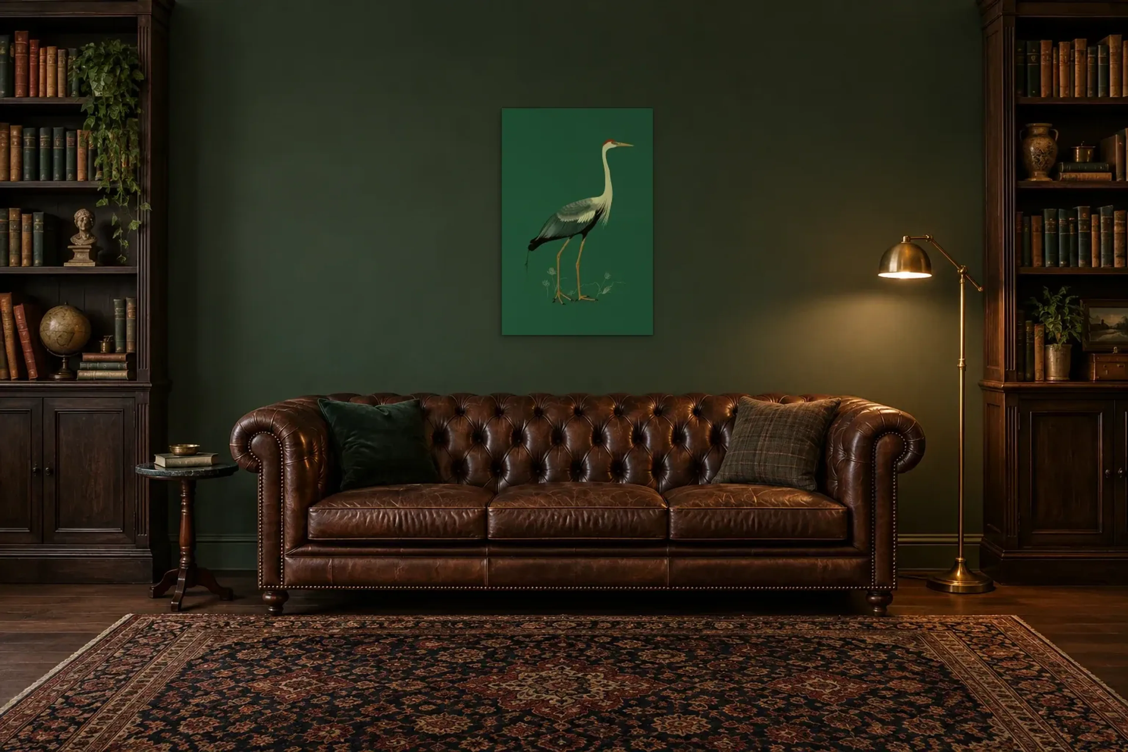 Langbeiniger Vogel auf Grün als Wandbild über einem 200-cm-Chesterfield-Sofa
