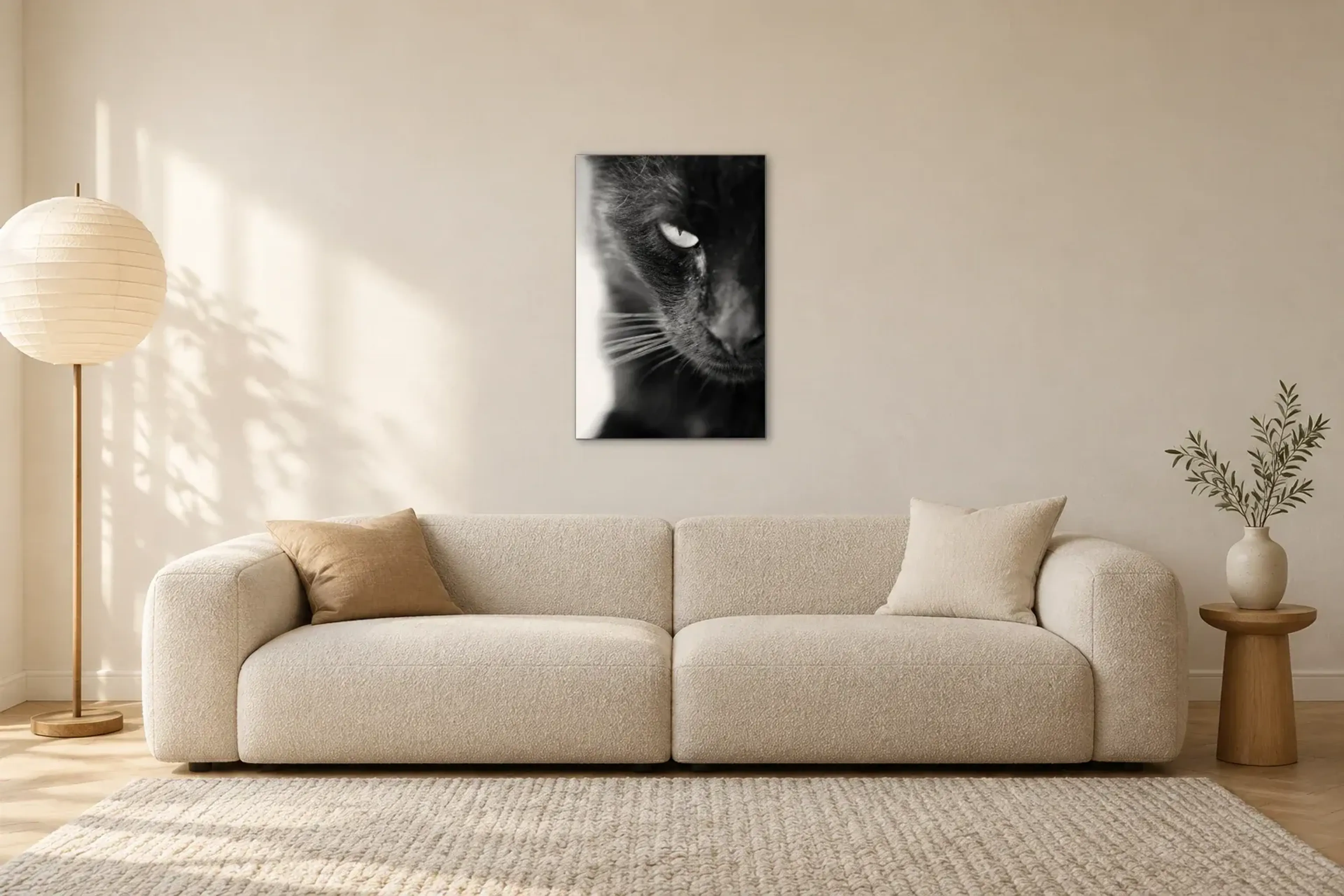 Schwarze Katze als Wandbild über einem 230-cm-Sofa