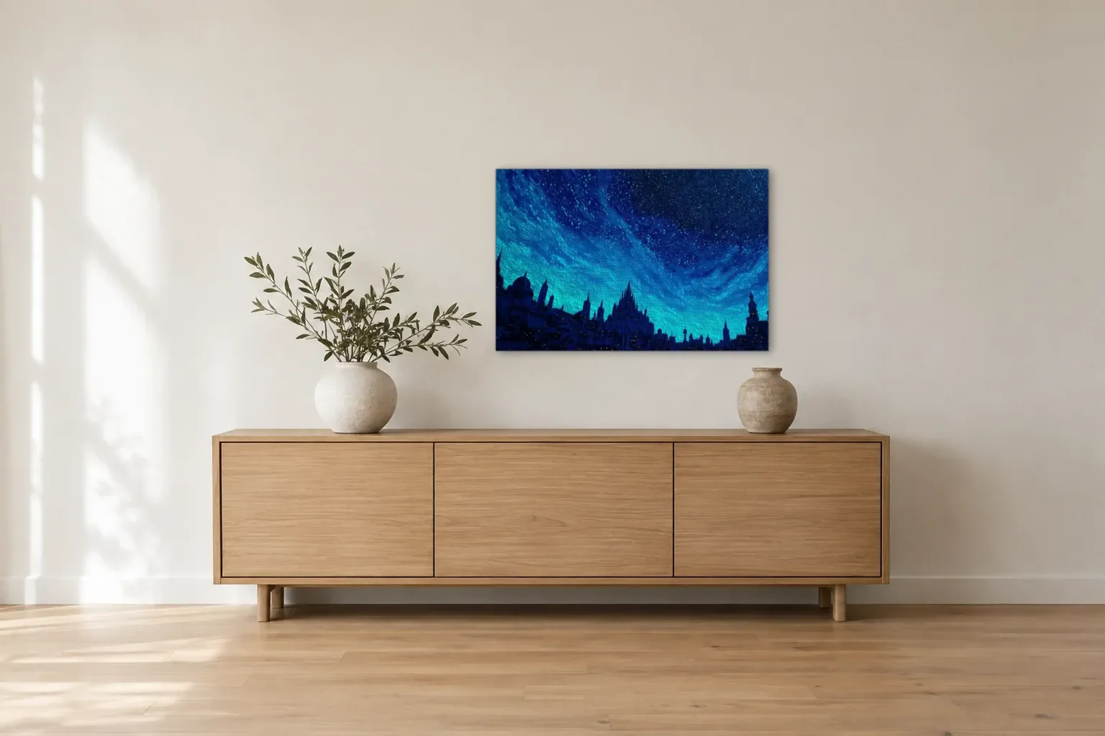 Münchner Türme unter Sternen als Wandbild über einem 180-cm-Sideboard