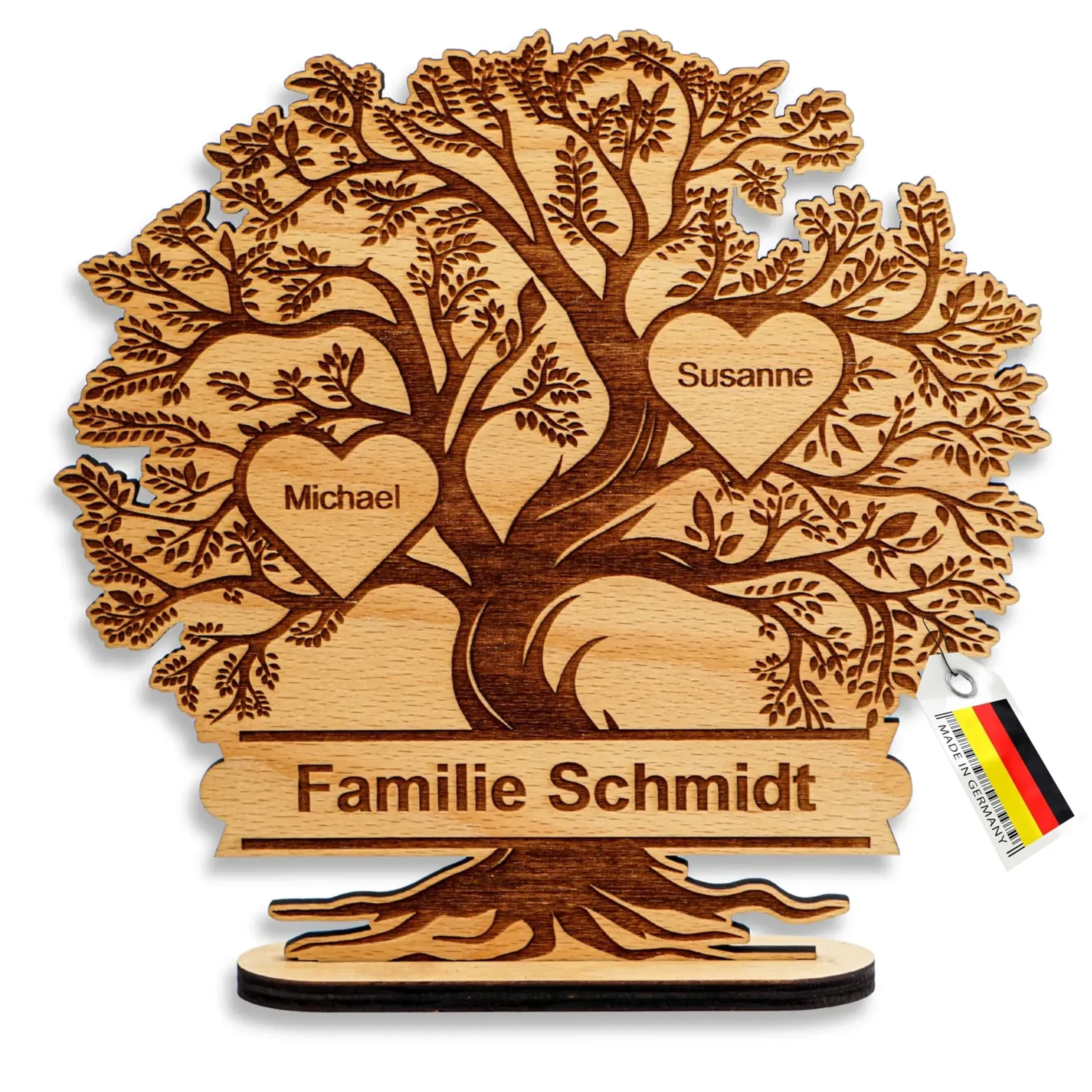 Hölzerner Lebensbaum auf einem Sockel mit Namensherzen und einem Familienschriftzug als Beispiel.
