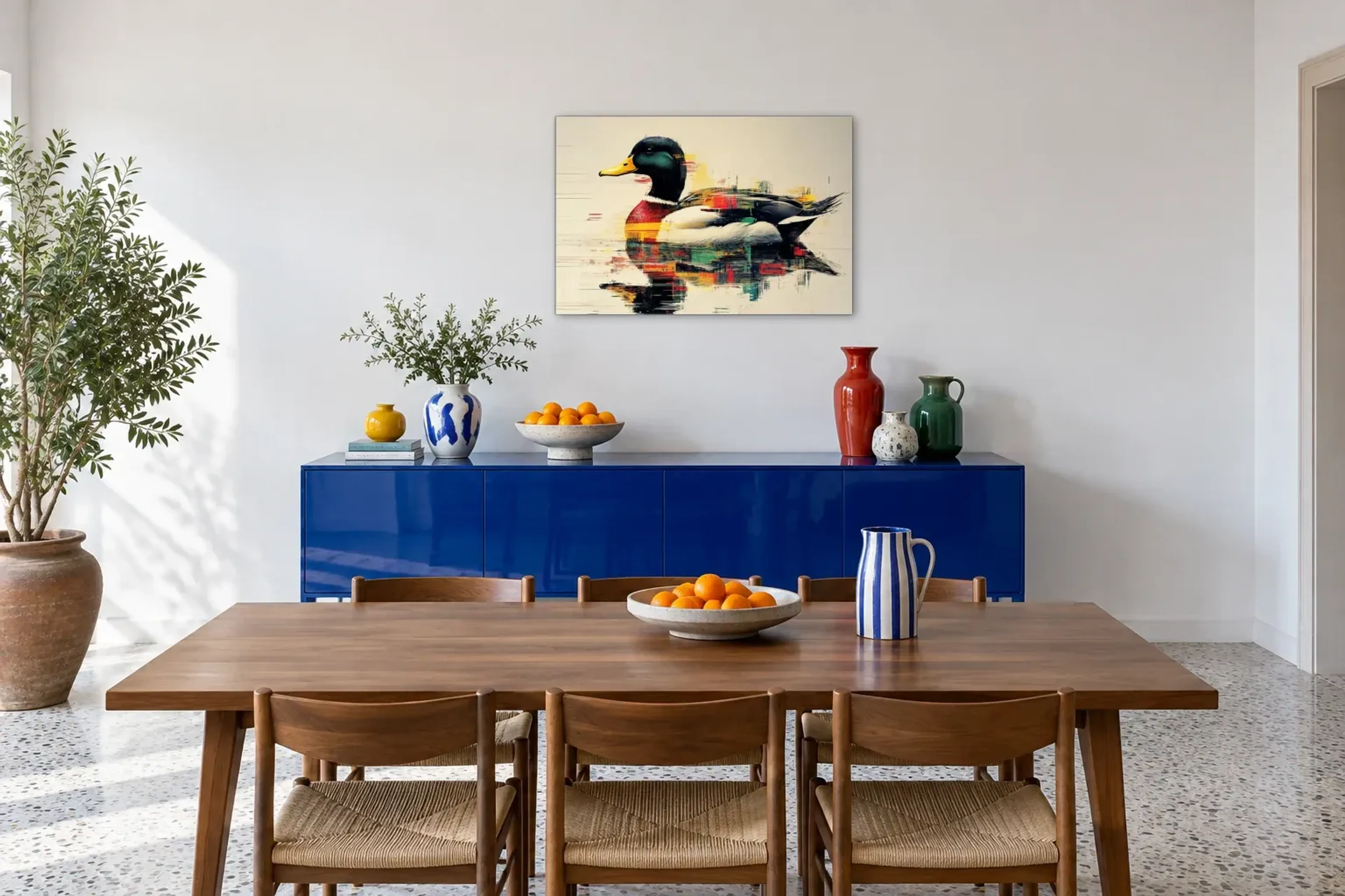 Ente mit Wasserspiegelung als Wandbild über einem 180-cm-Sideboard
