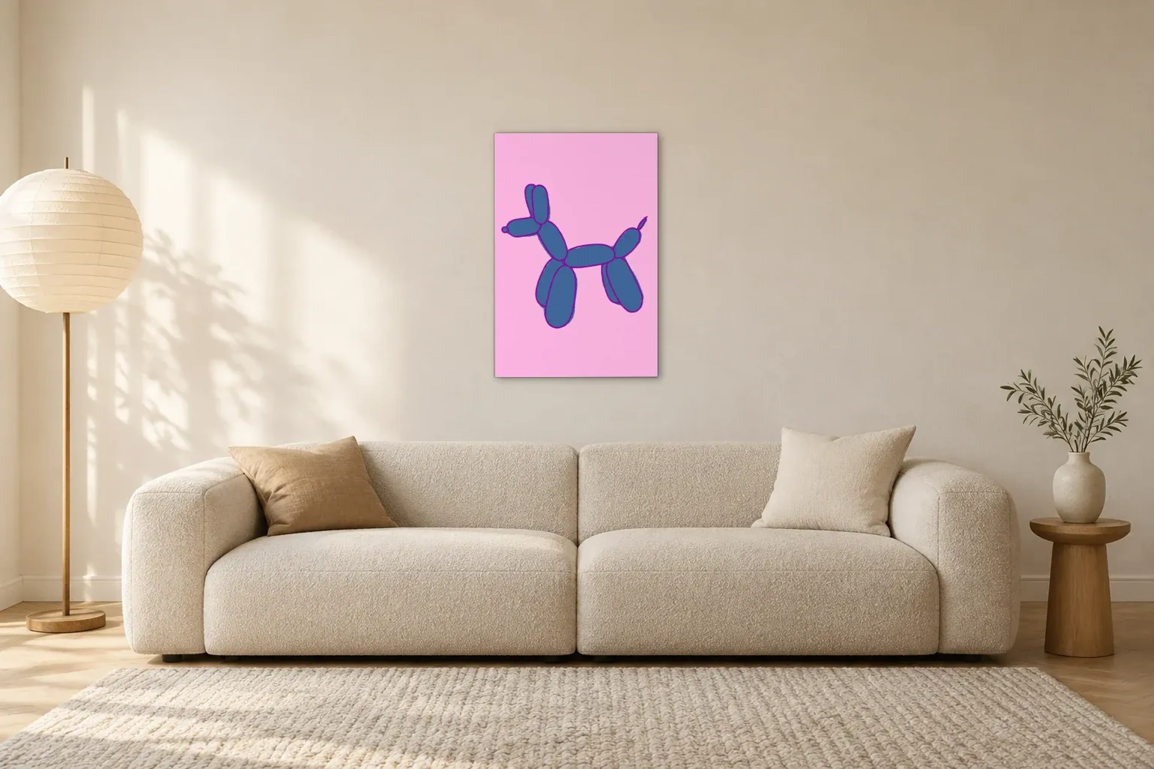 Ballonhund in Blau als Wandbild über einem 230-cm-Sofa