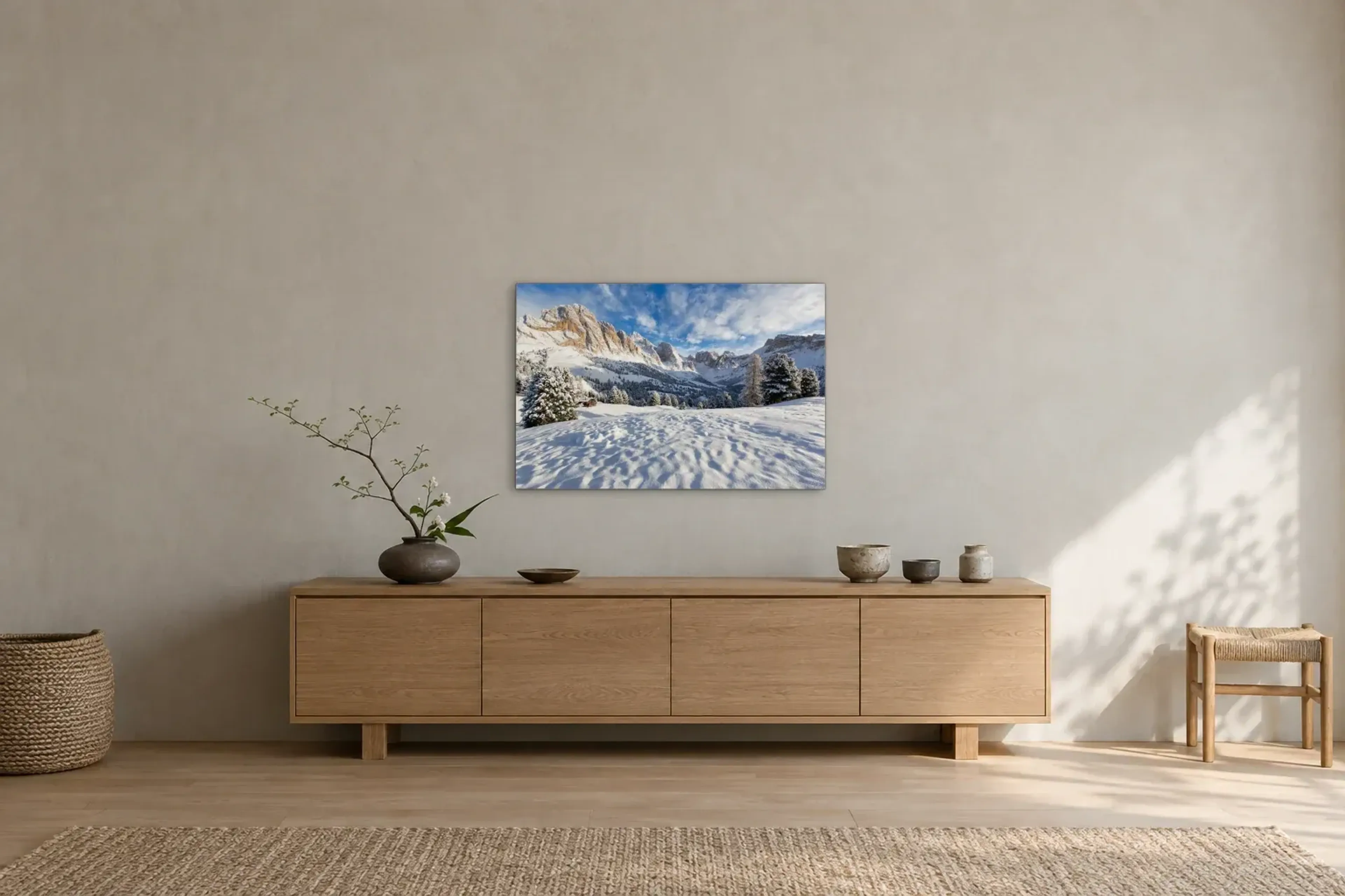 Verschneites Bergtal als Wandbild über einem 180-cm-Sideboard