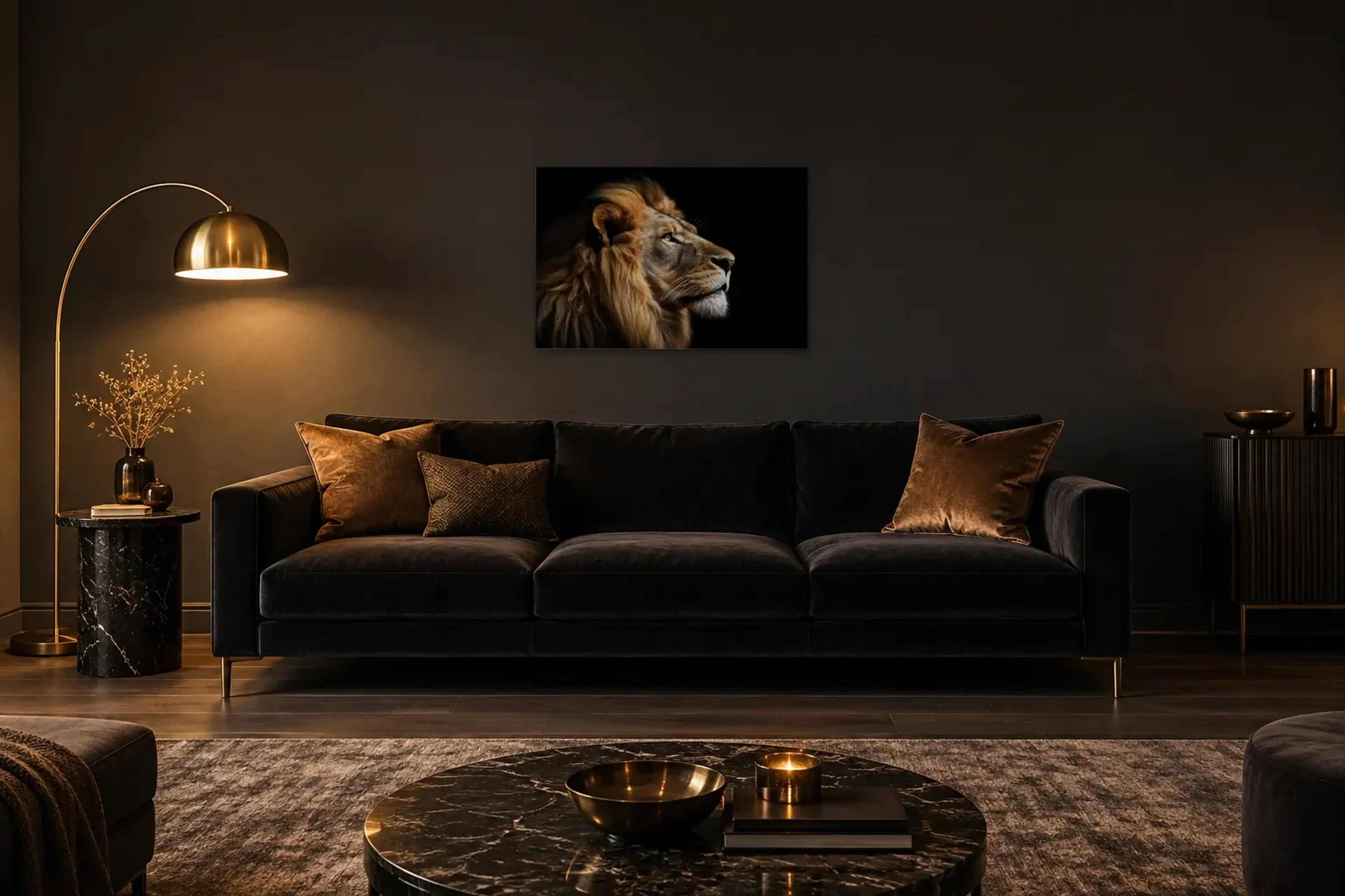 Löwe im Profil als Wandbild über einem 220-cm-Sofa