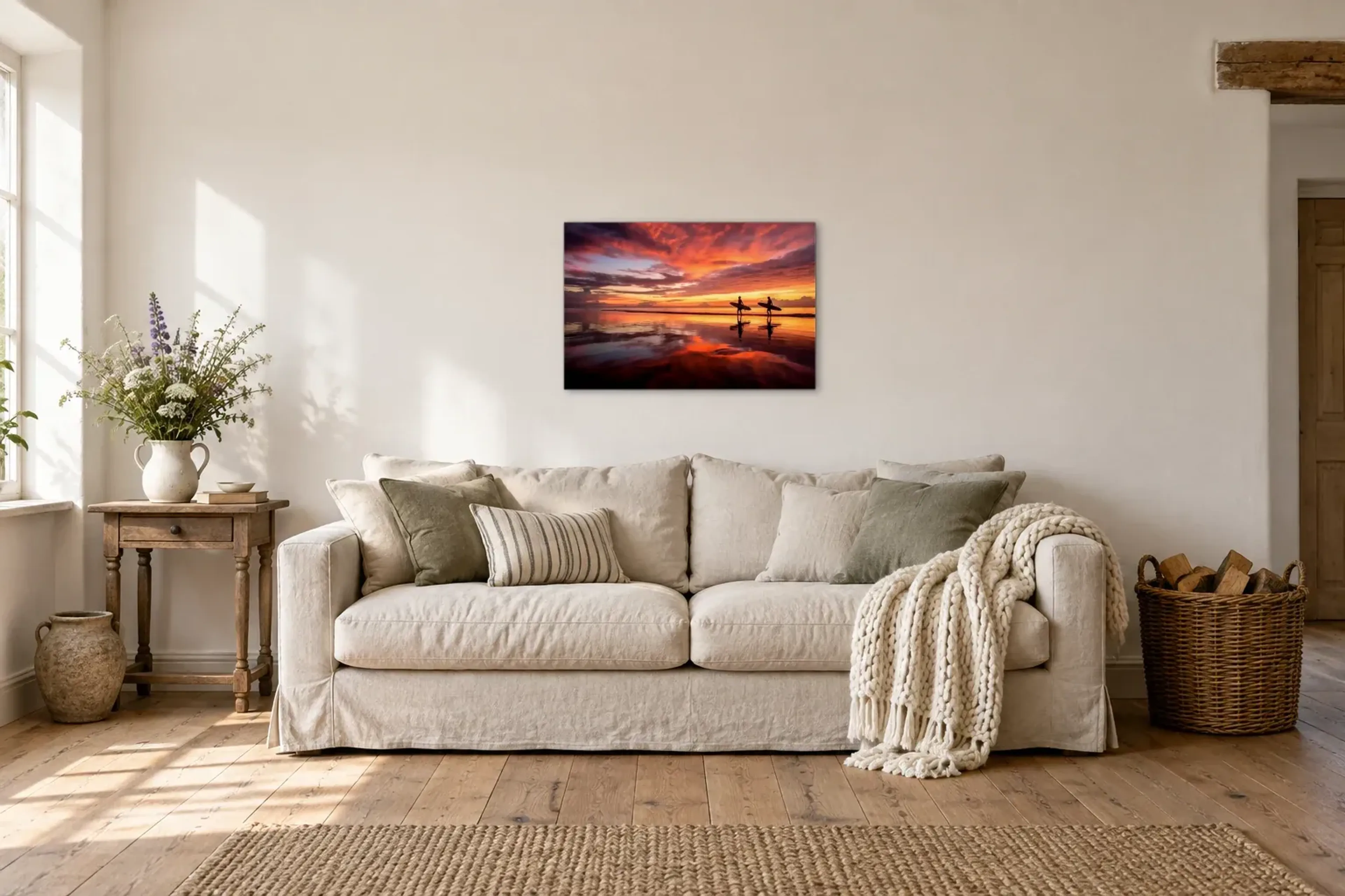 Surfer im Abendrot als Wandbild über einem 220-cm-Sofa
