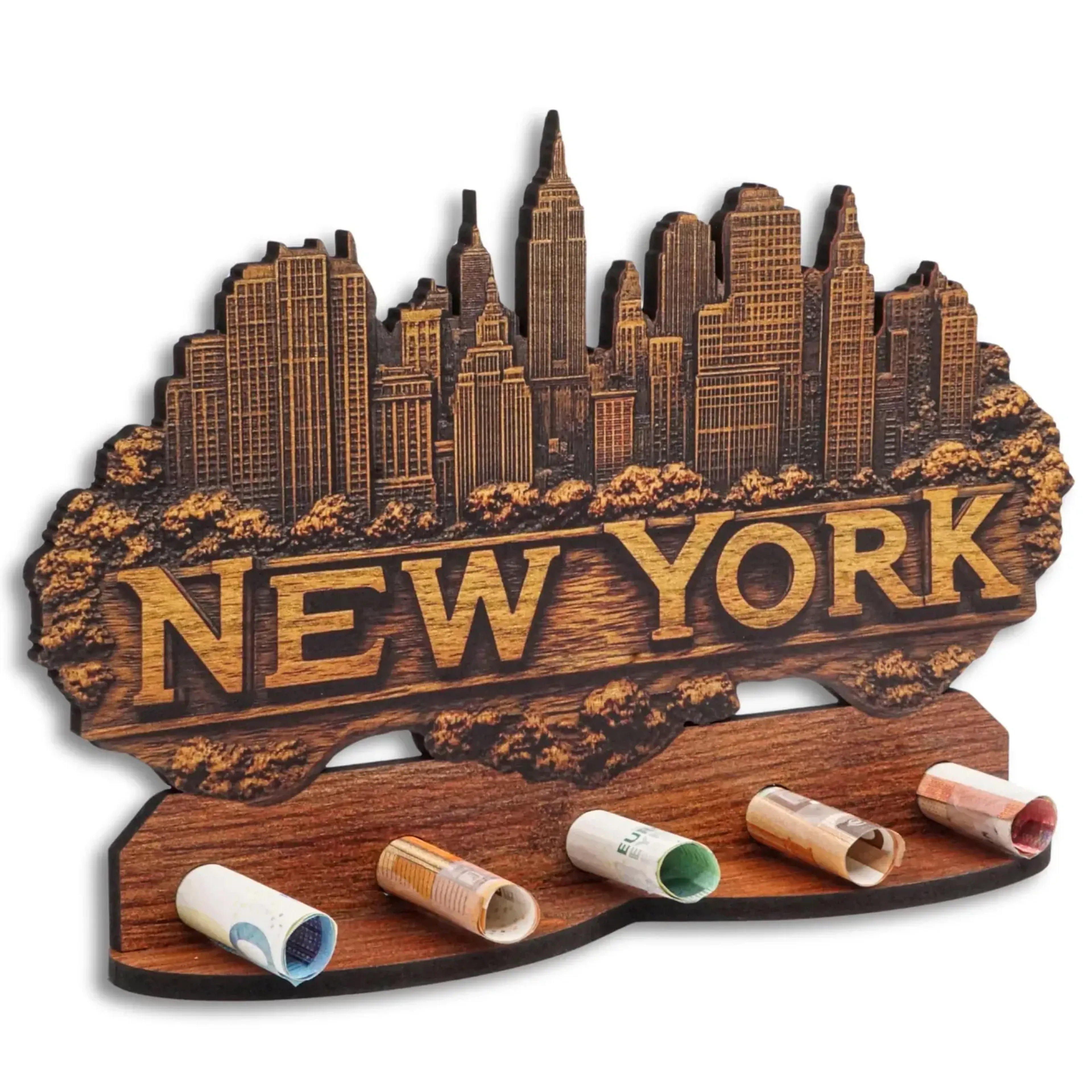 Hochhaussilhouette über dem Schriftzug „NEW YORK“ in brauner Holzoptik, davor gerollte Geldscheine.