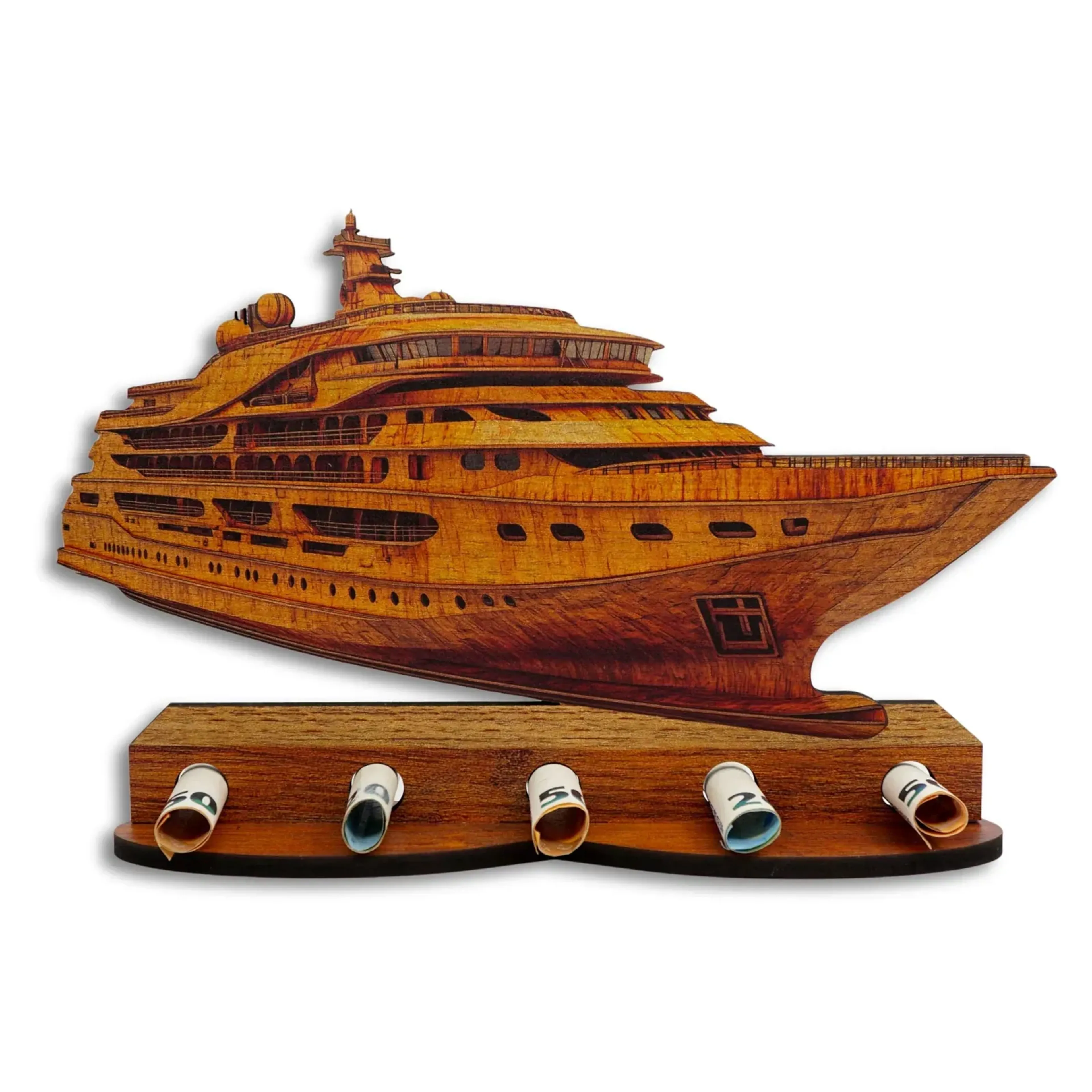 Goldbraunes Kreuzfahrtschiff mit mehreren Decks auf einem Holzsockel mit fünf gerollten Geldscheinen.