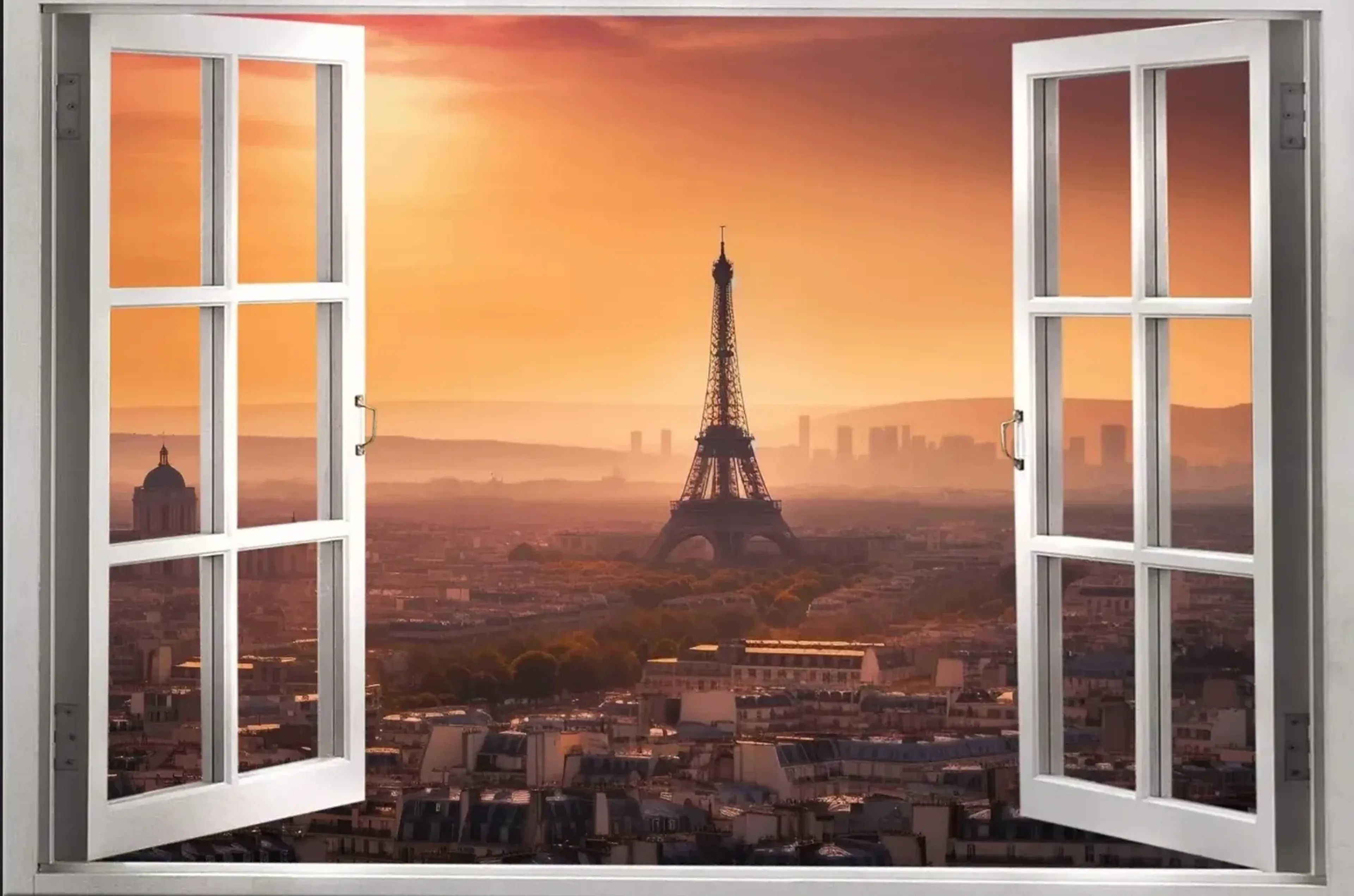 Offene weiße Fensterflügel rahmen den Eiffelturm über den Dächern von Paris unter einem orangefarbenen Abendhimmel.
