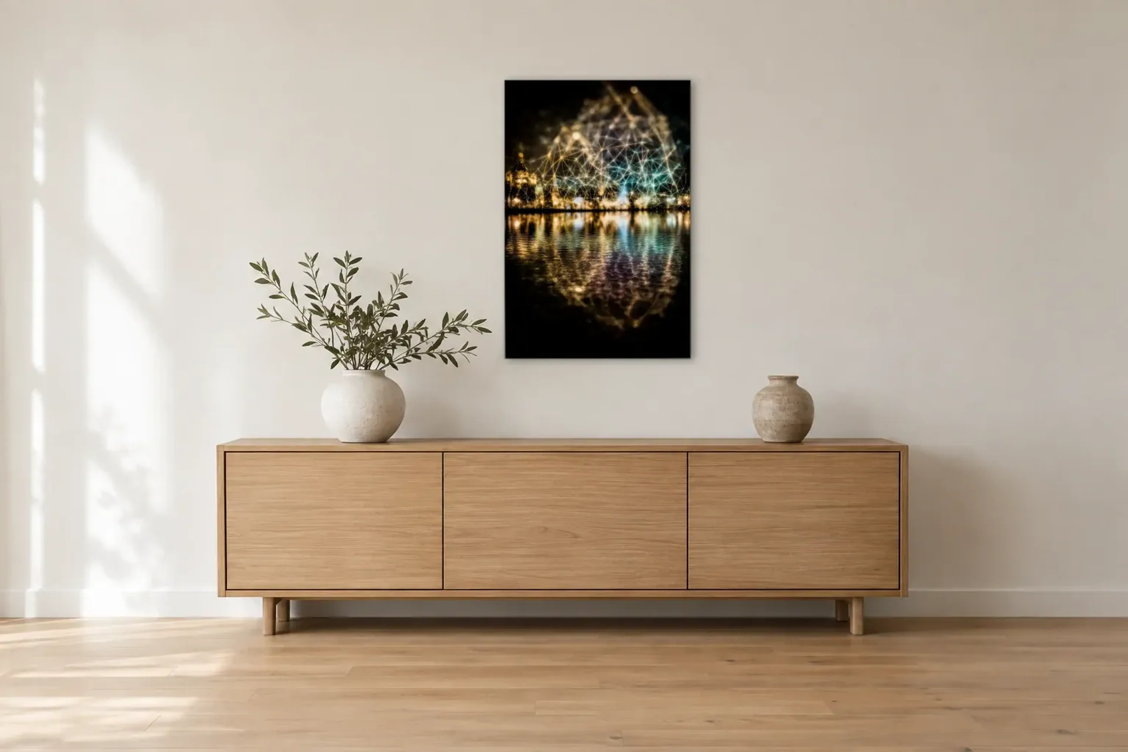 Lichtnetz über dem Wasser als Wandbild über einem 180-cm-Sideboard