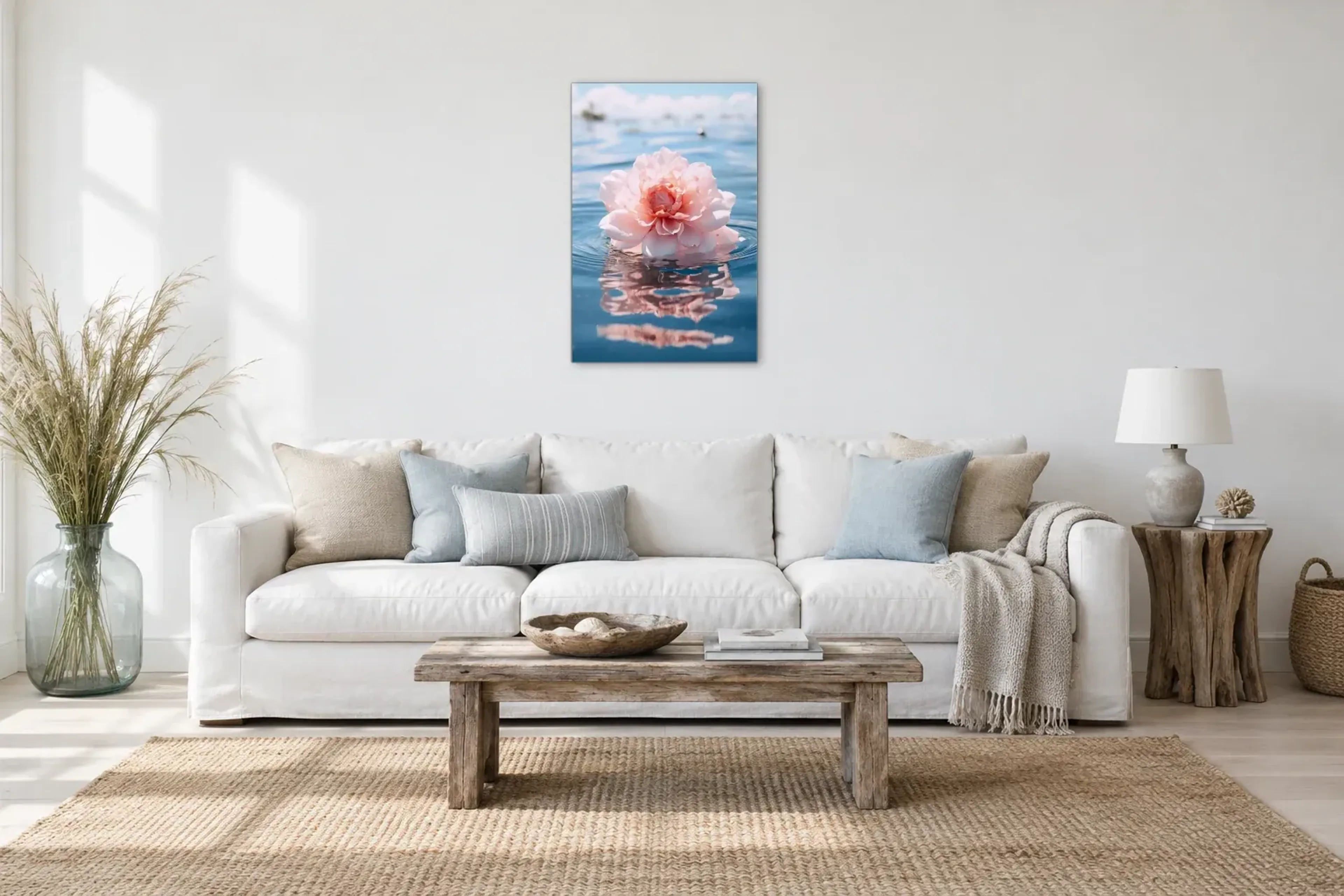 Blüte rosa im Wasser als Wandbild über einem 220-cm-Sofa