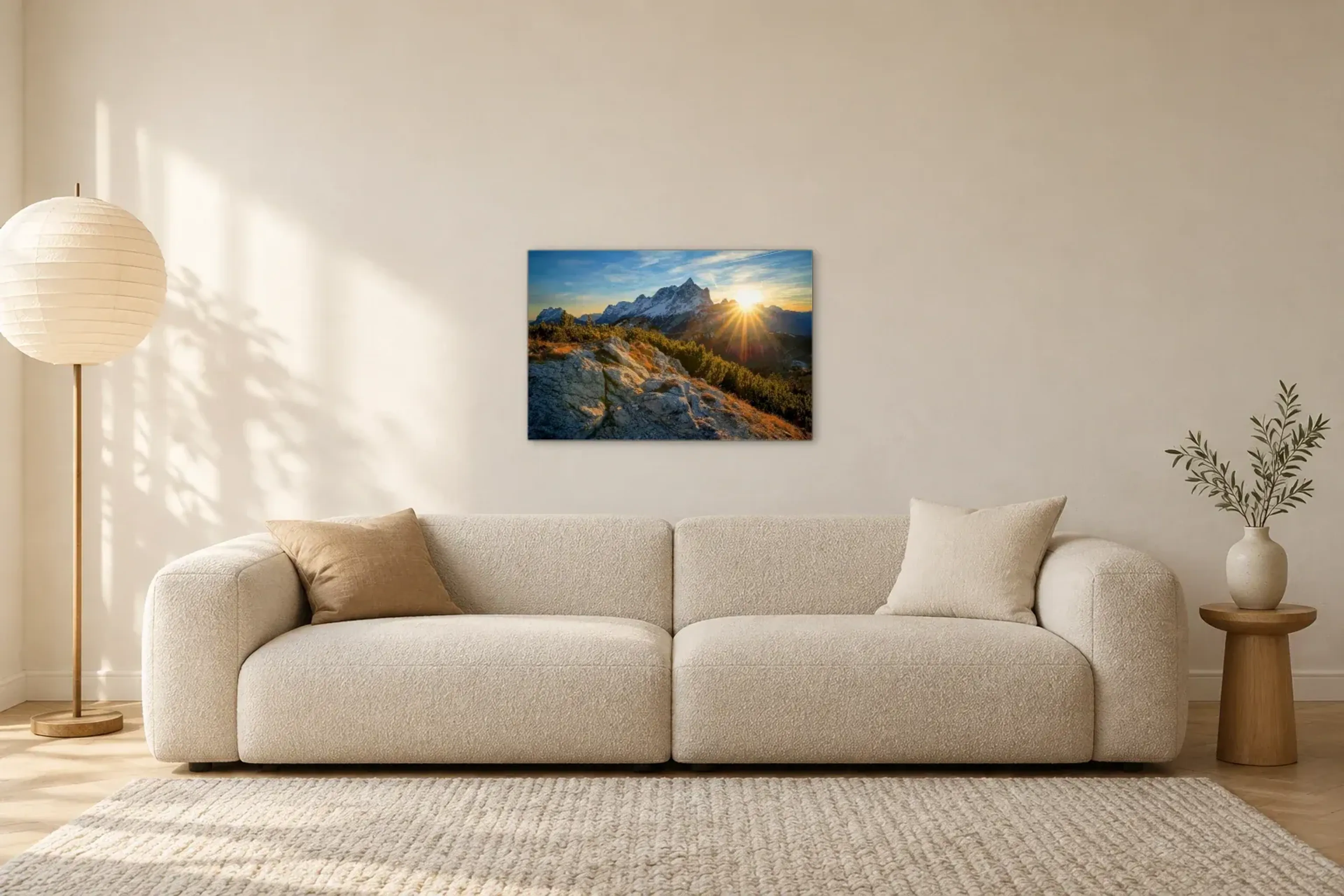 Sonnenstrahlen am Berggrat als Wandbild über einem 230-cm-Sofa