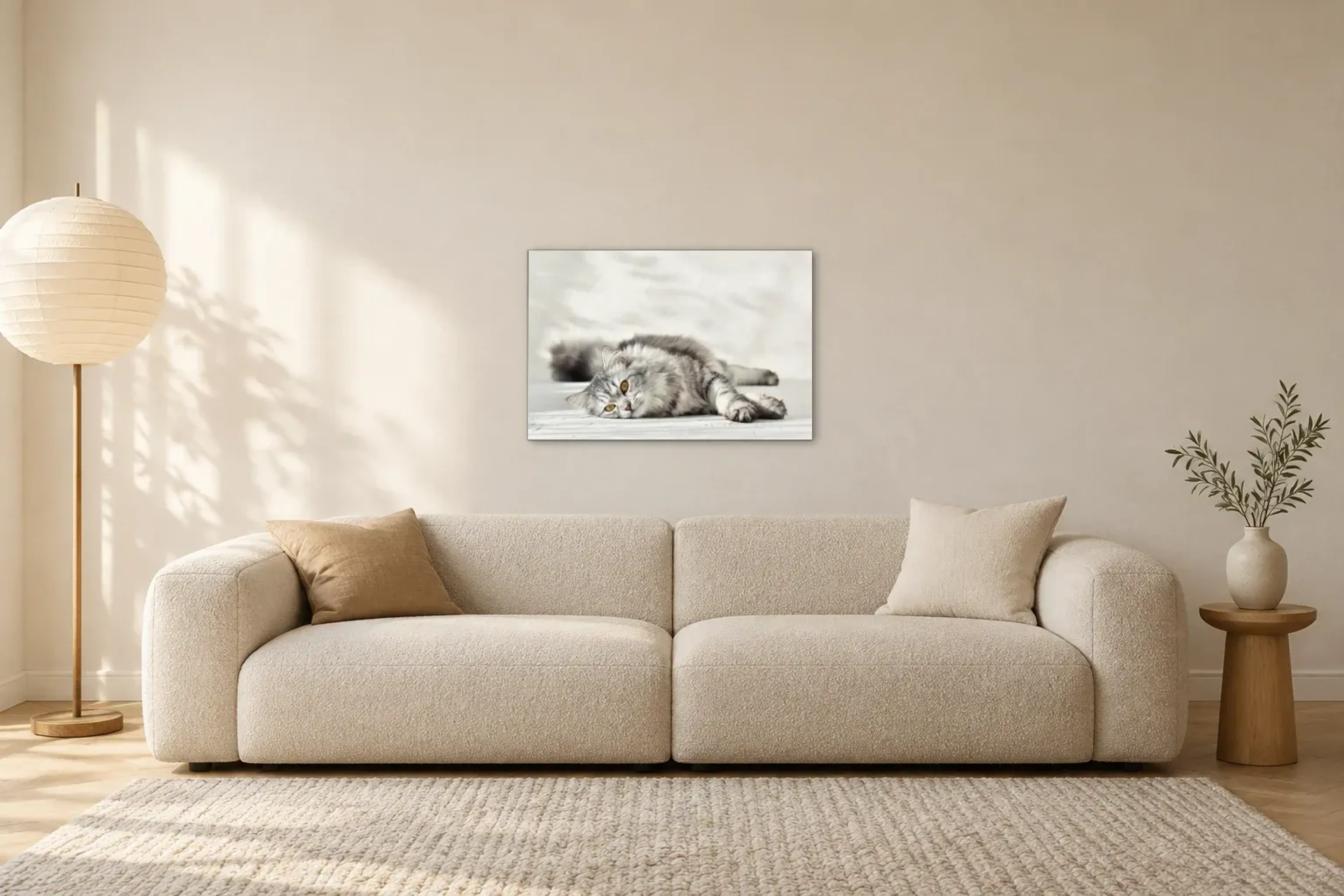 Liegende Katze als Wandbild über einem 230-cm-Sofa