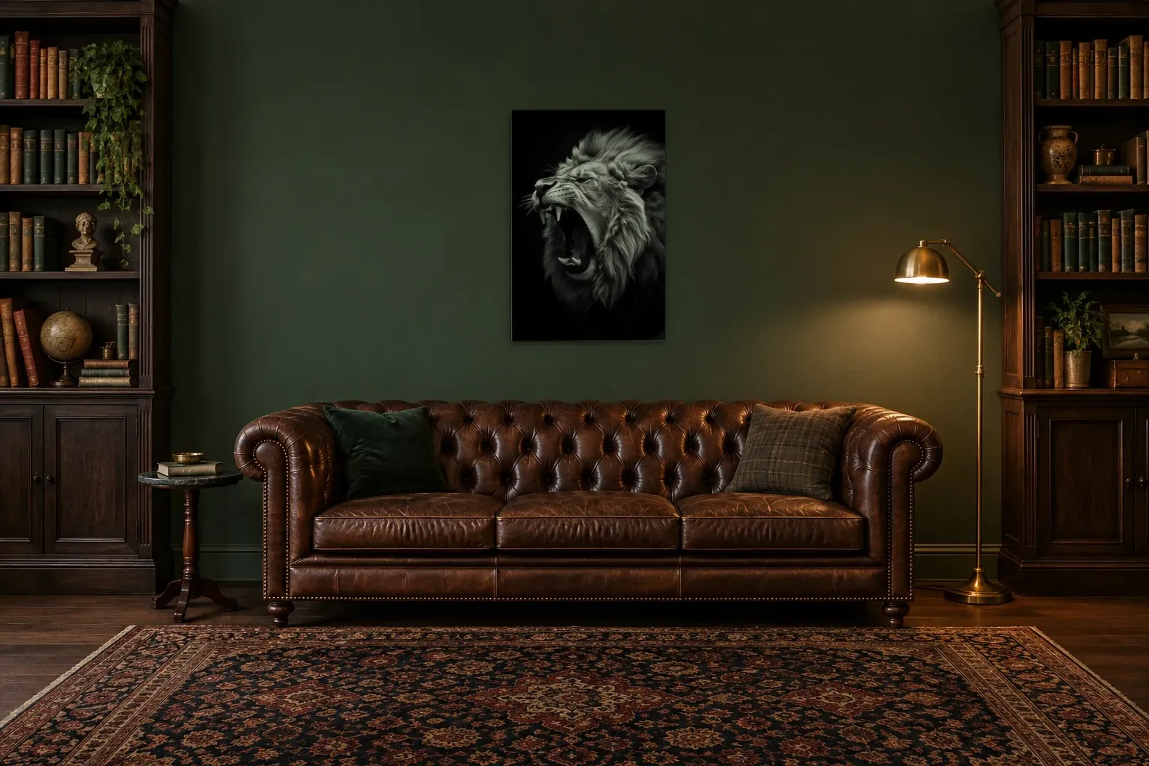 Löwe brüllt schwarz-weiß als Wandbild über einem 200-cm-Chesterfield-Sofa