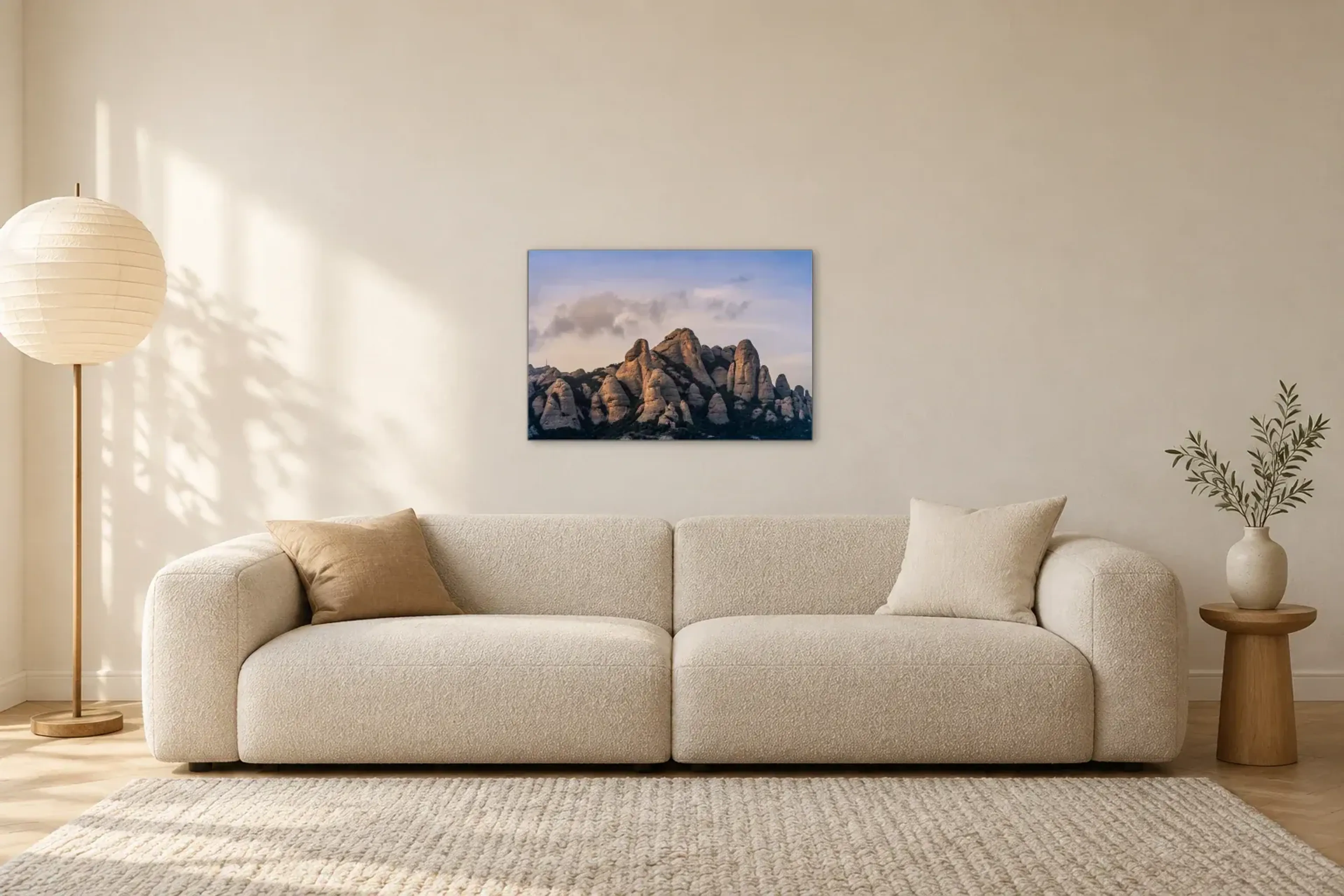 Felsen im warmen Licht als Wandbild über einem 230-cm-Sofa