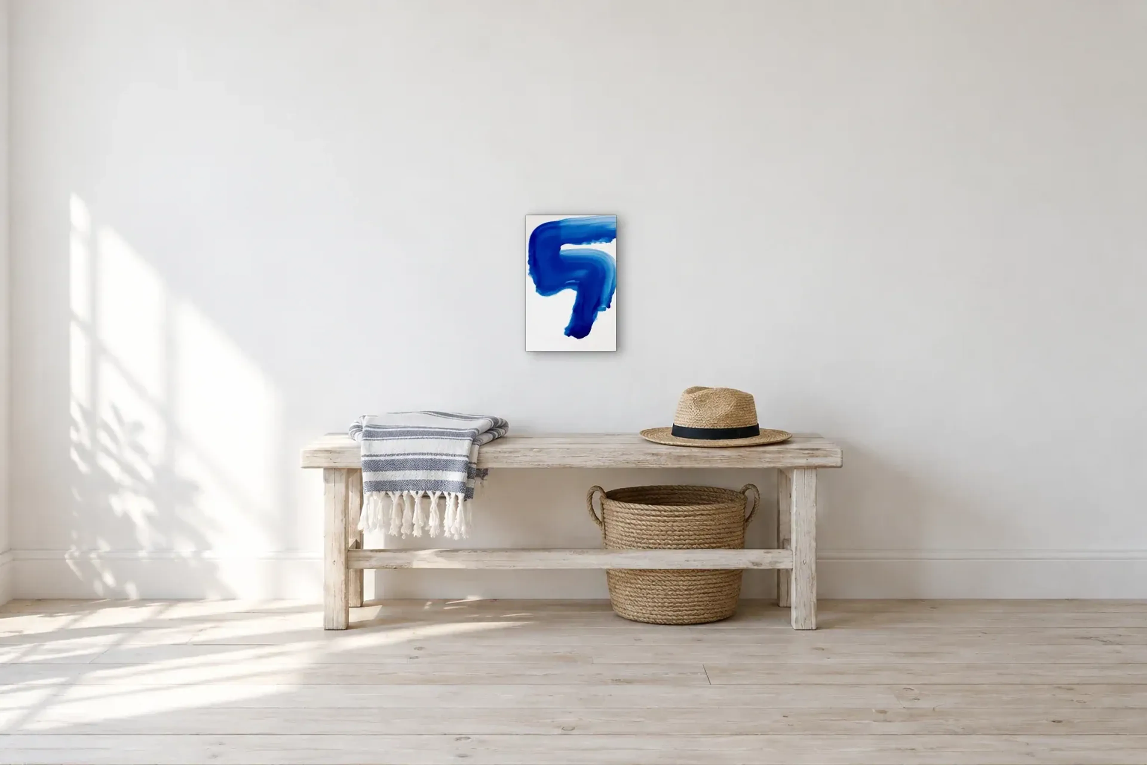 Blauer Schwung als Wandbild über einer 100-cm-Bank