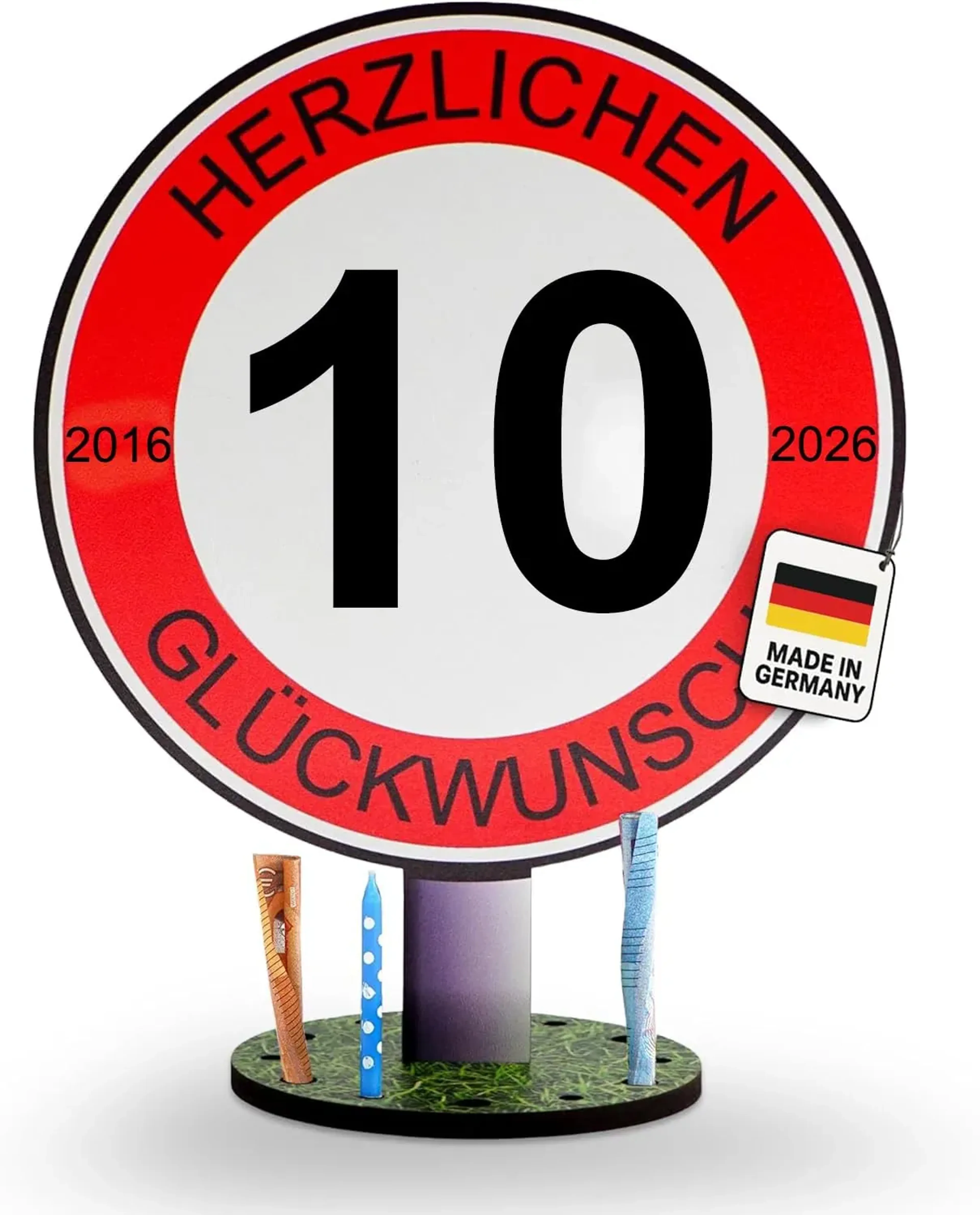 Rot-weißes Geburtstagsschild mit Beispielzahl zehn auf einem Sockel mit gerollten Geldscheinen und blauer Kerze.