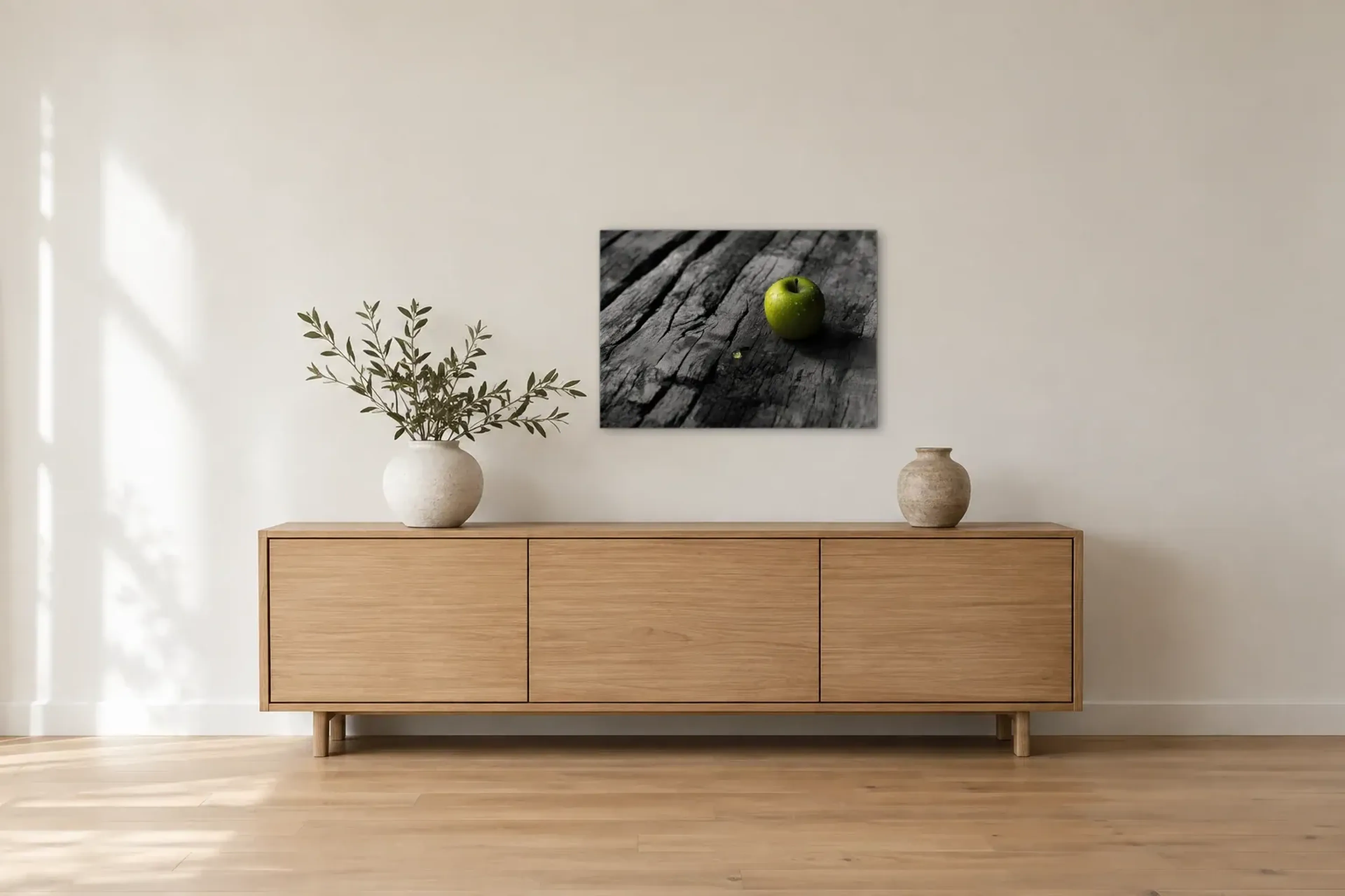 Grüner Apfel auf Holz als Wandbild über einem 180-cm-Sideboard