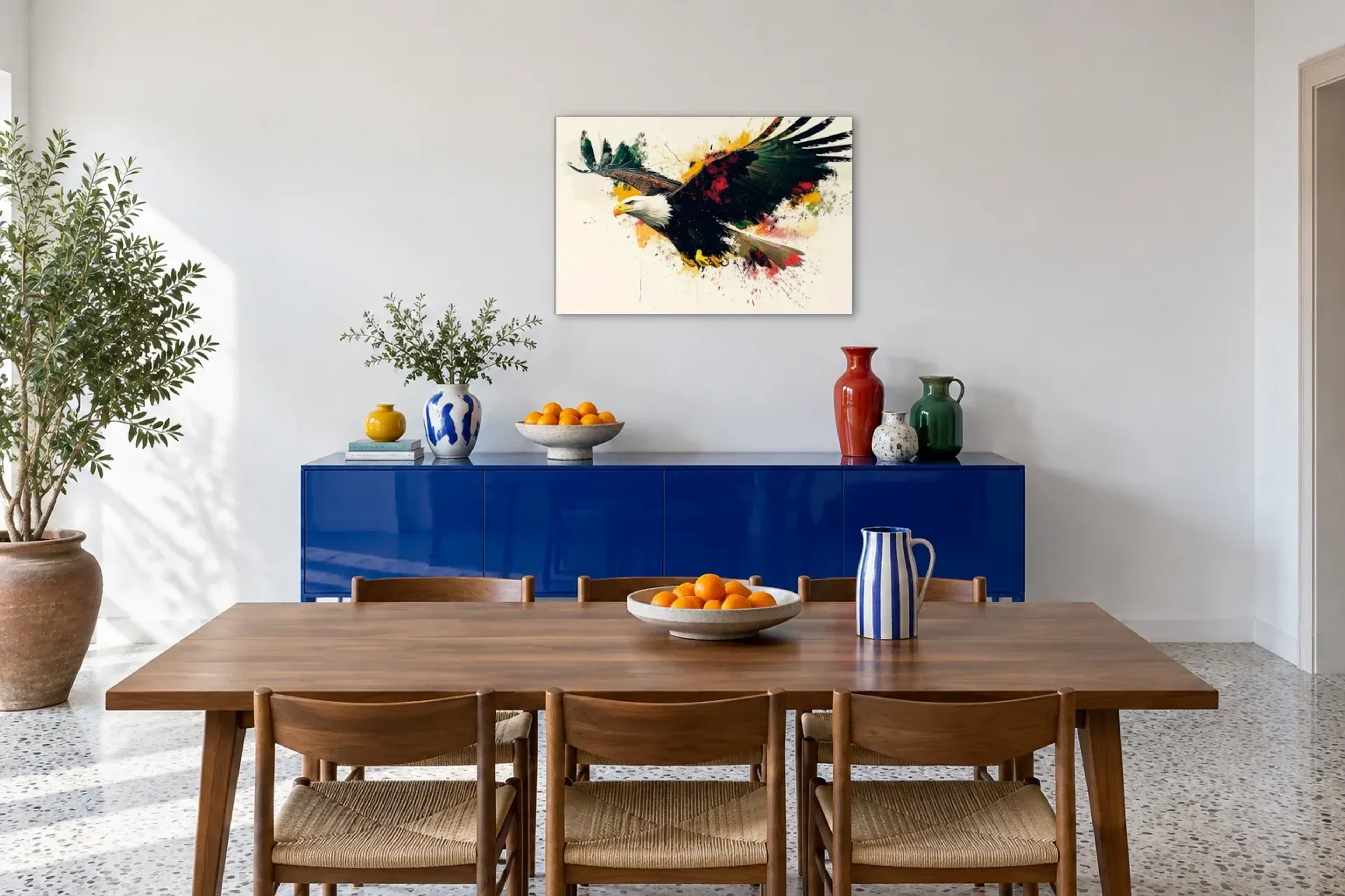 Adler mit weiten Schwingen als Wandbild über einem 180-cm-Sideboard