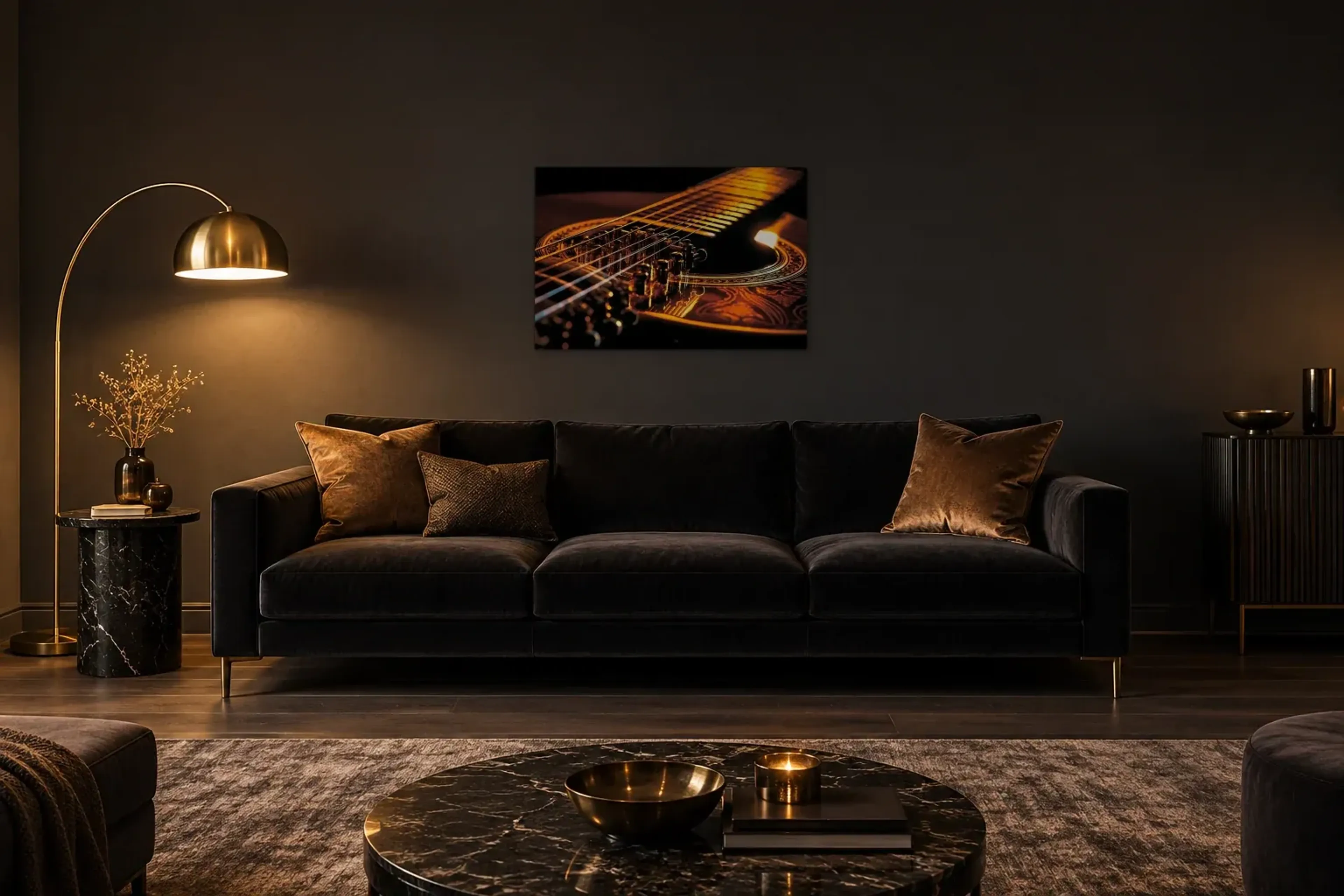 Gitarre im Goldlicht als Wandbild über einem 220-cm-Sofa
