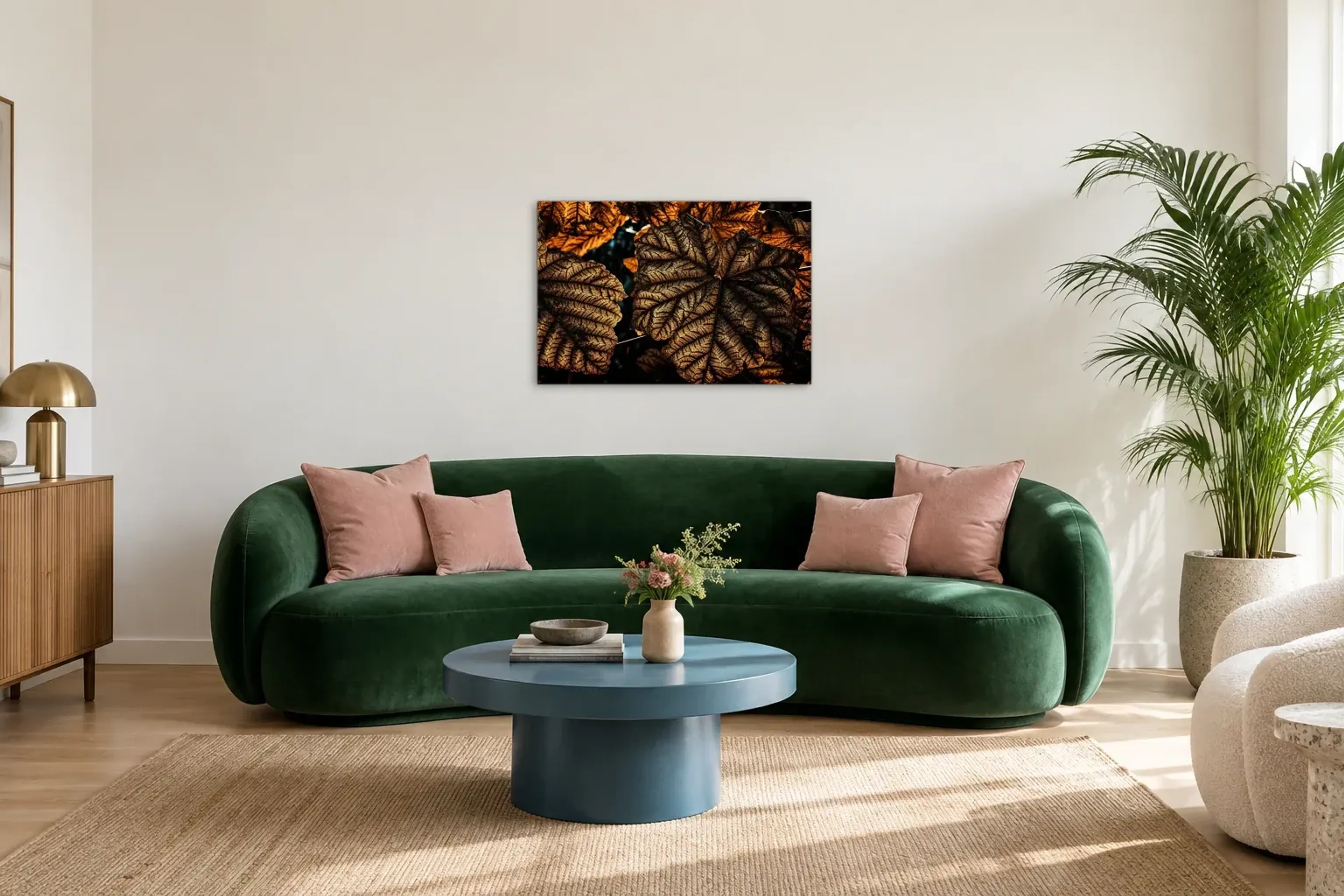 Blätter im Gegenlicht als Wandbild über einem 220-cm-Sofa