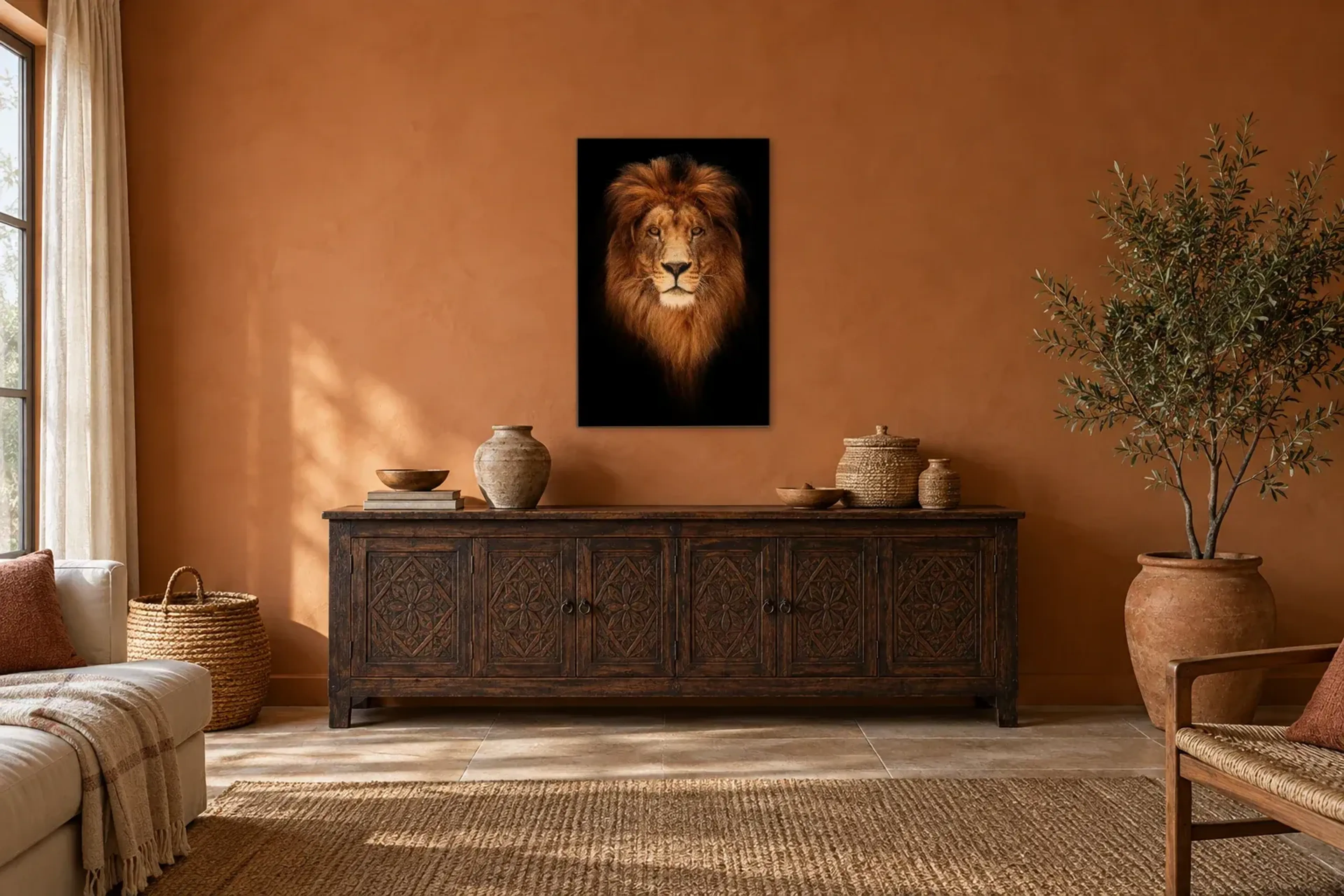 Löwenkopf vor Schwarz als Wandbild über einem 180-cm-Sideboard