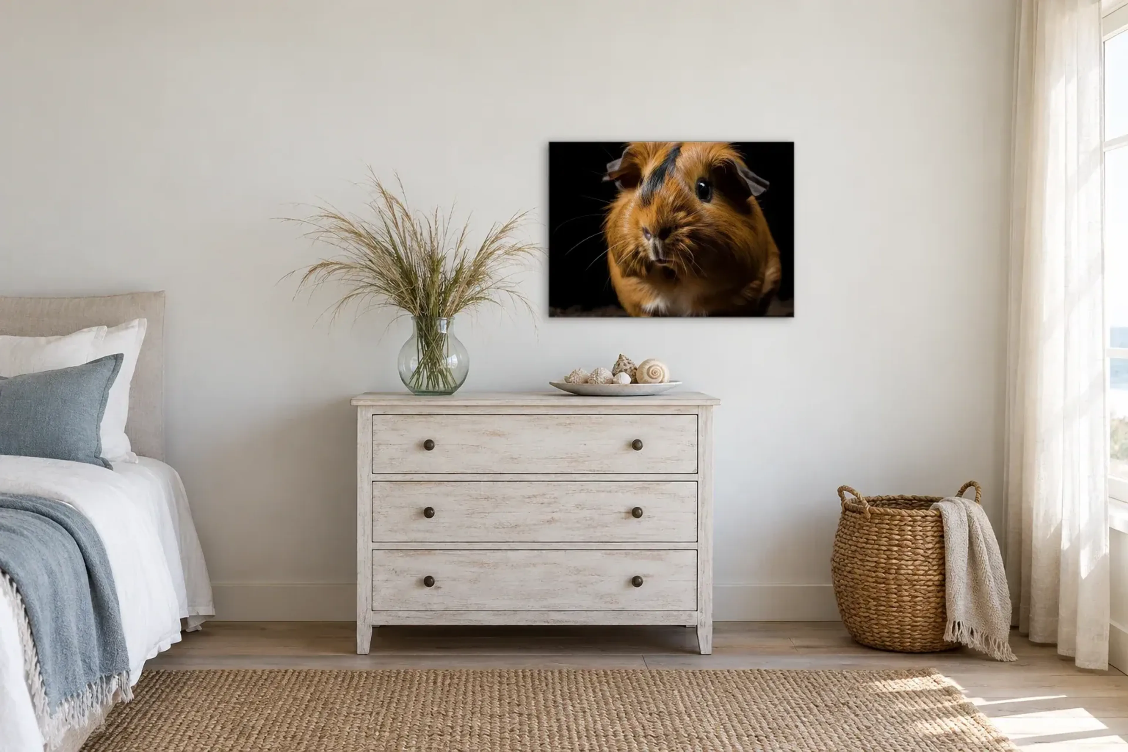 Meerschweinchen im Licht als Wandbild über einer 90-cm-Kommode