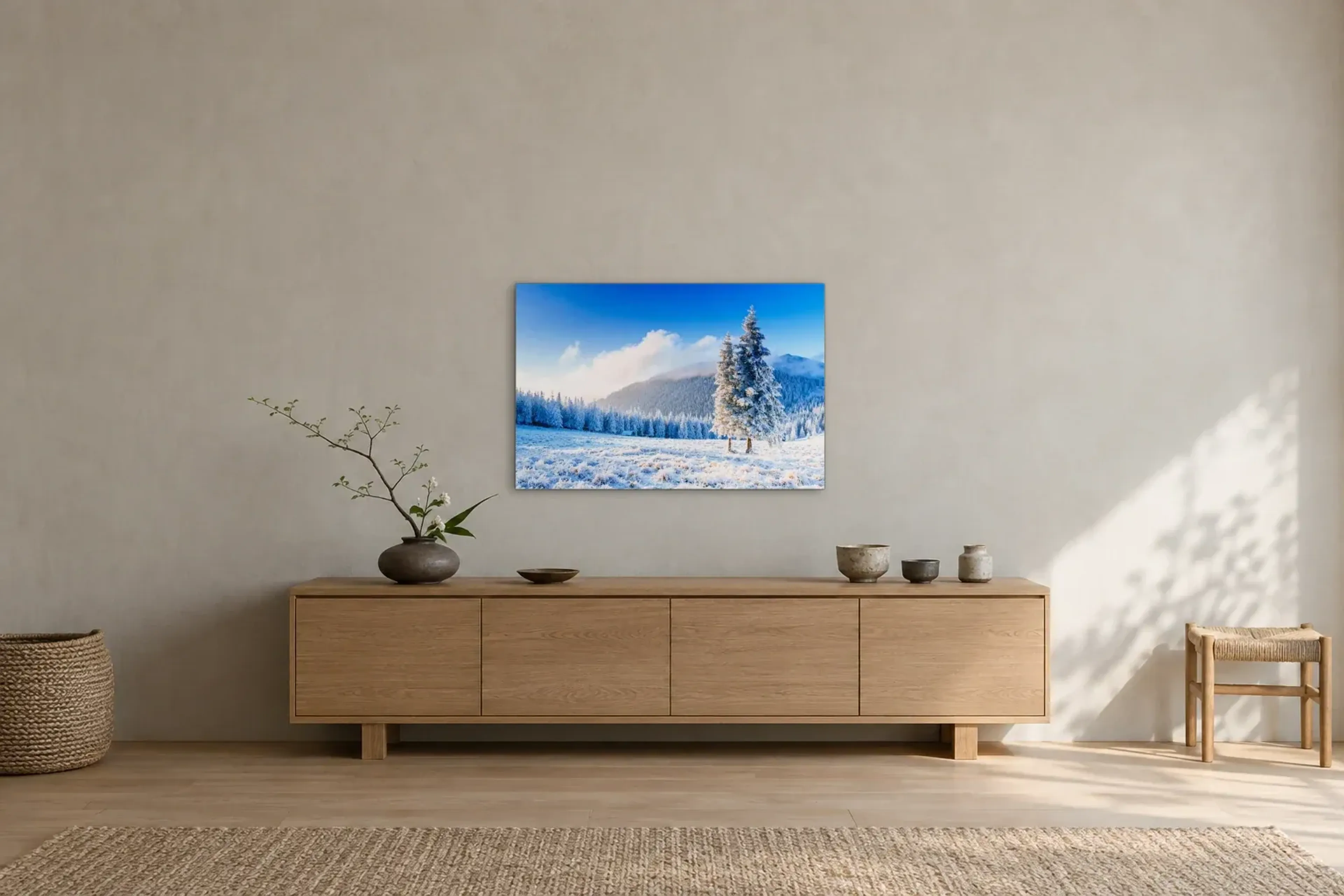 Nadelbäume im Schnee als Wandbild über einem 180-cm-Sideboard