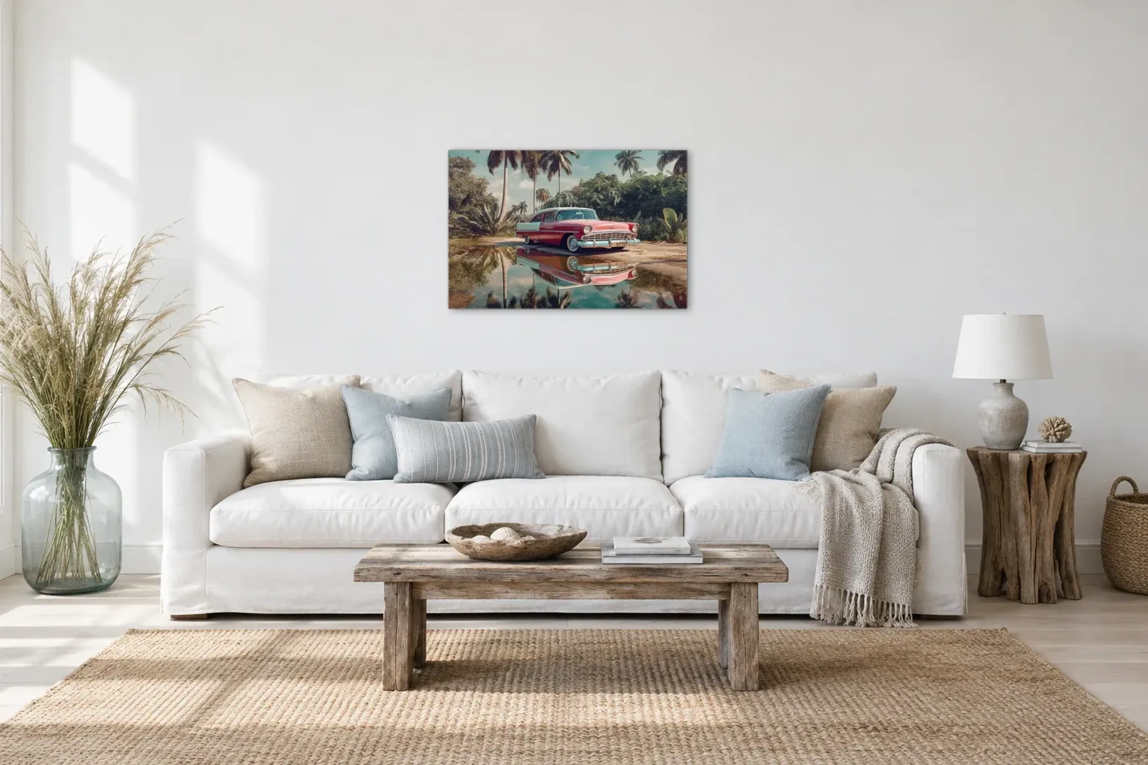 Rosa Oldtimer unter Palmen als Wandbild über einem 220-cm-Sofa