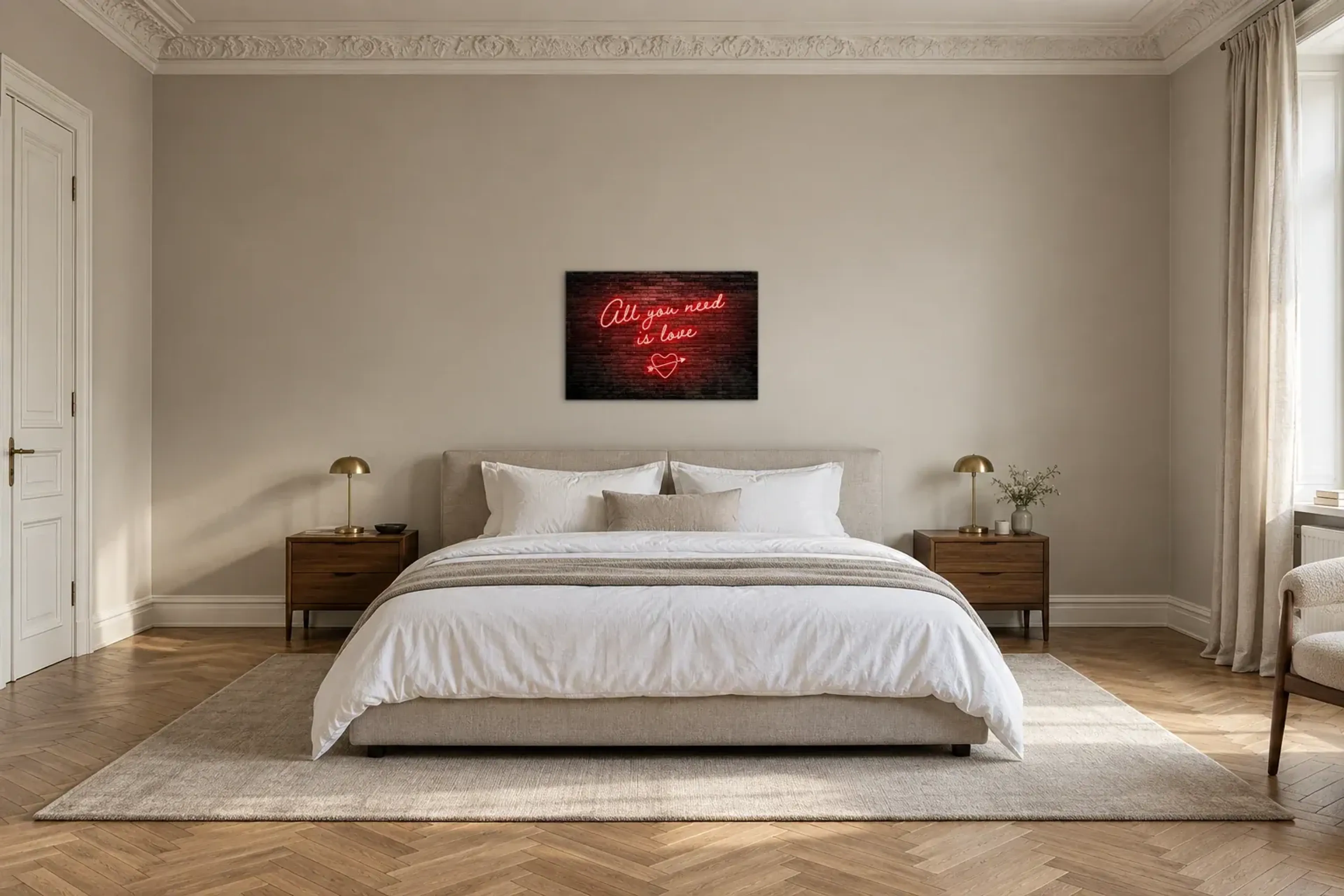 Liebe in Neon als Wandbild über einem 180-cm-Bett