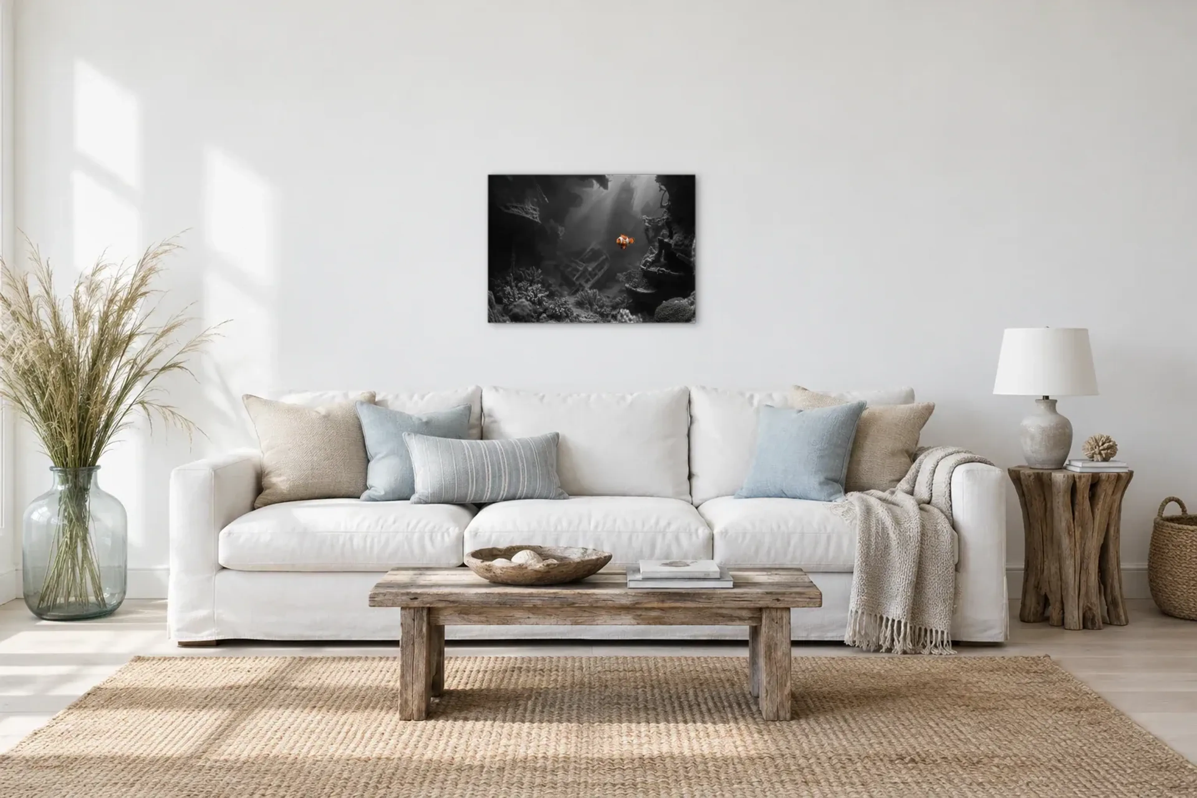 Clownfisch im Licht als Wandbild über einem 220-cm-Sofa