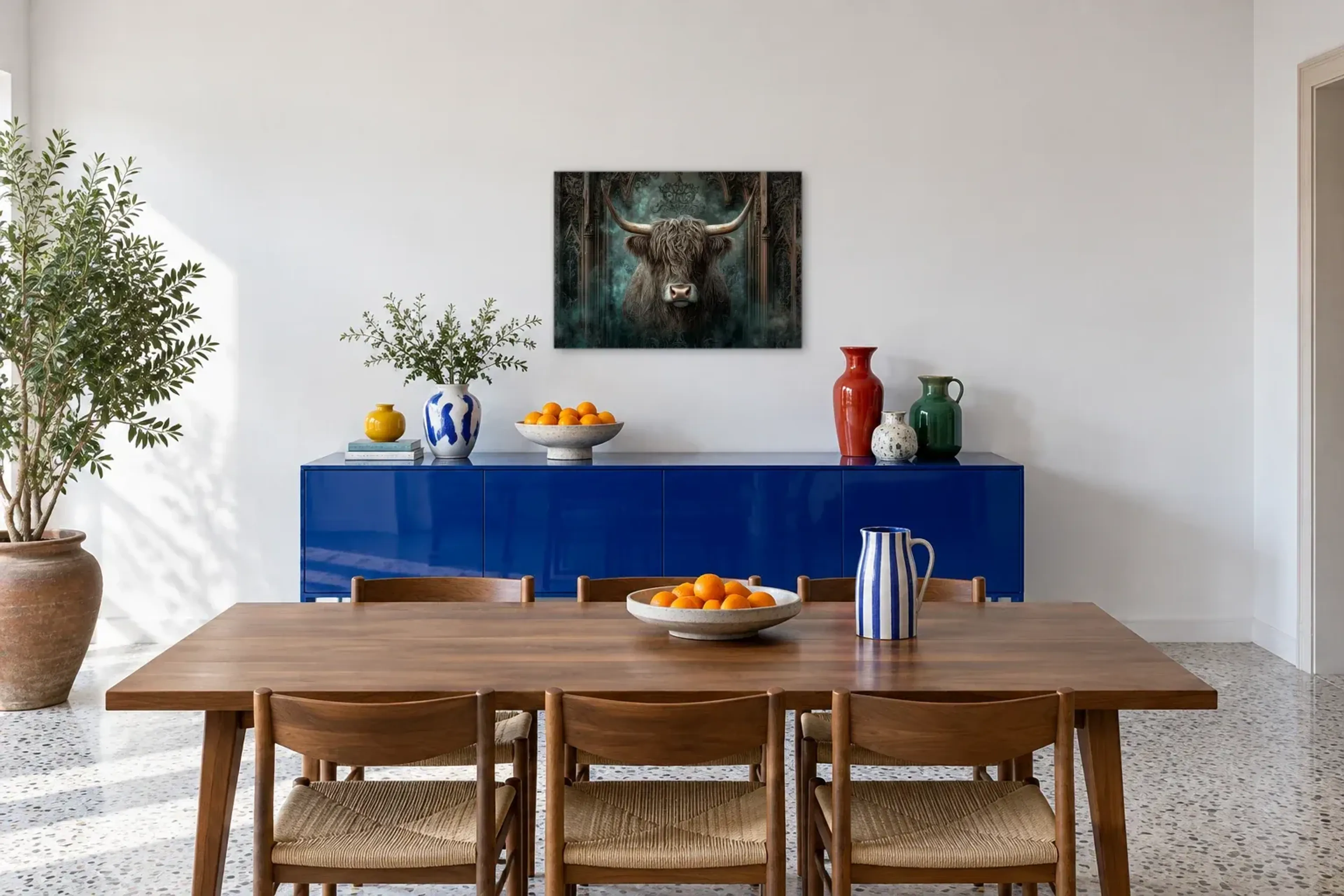 Hochlandrind im Nebeltor als Wandbild über einem 180-cm-Sideboard