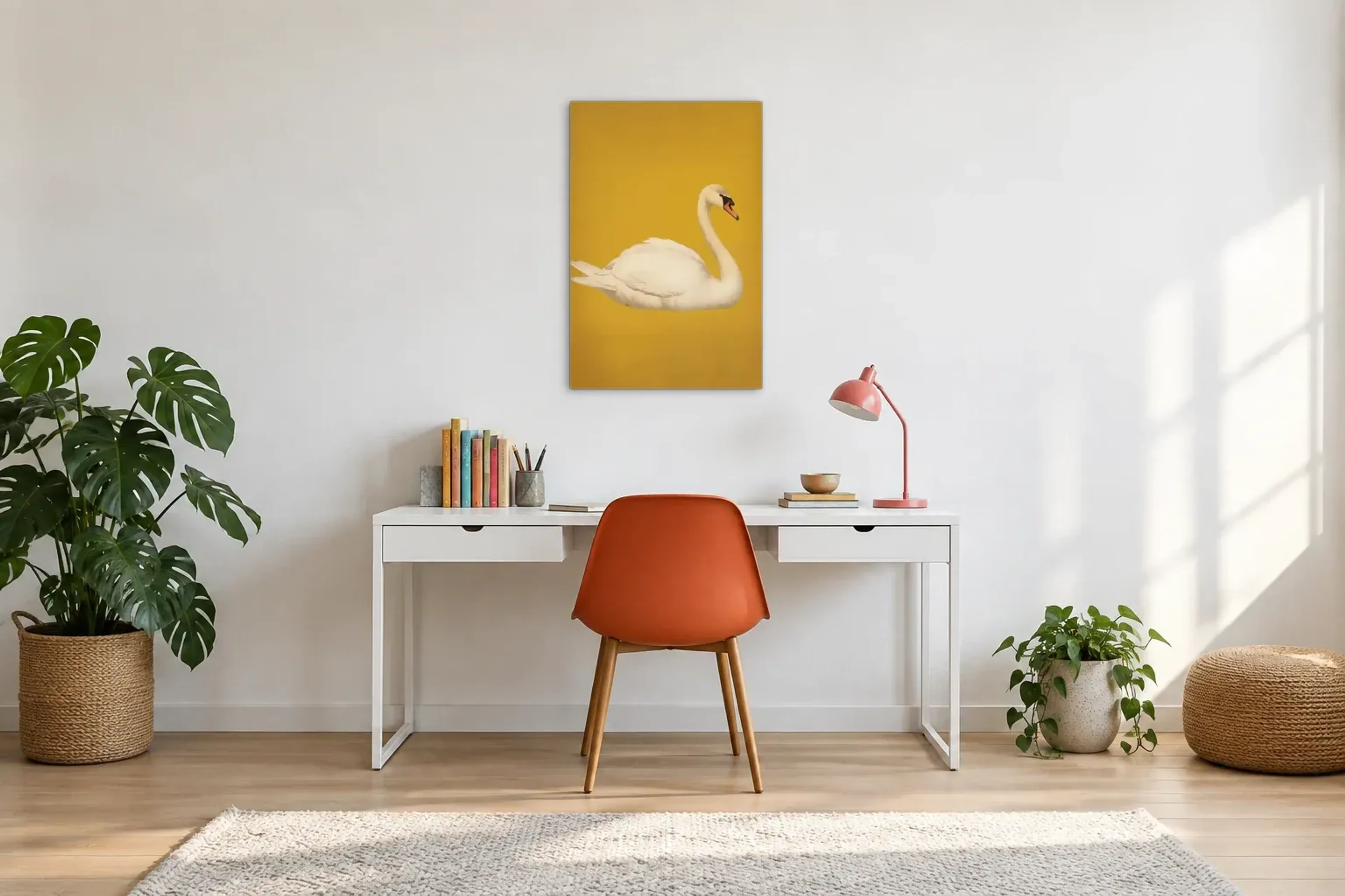 Schwan auf Senfgelb als Wandbild über einem 140-cm-Schreibtisch