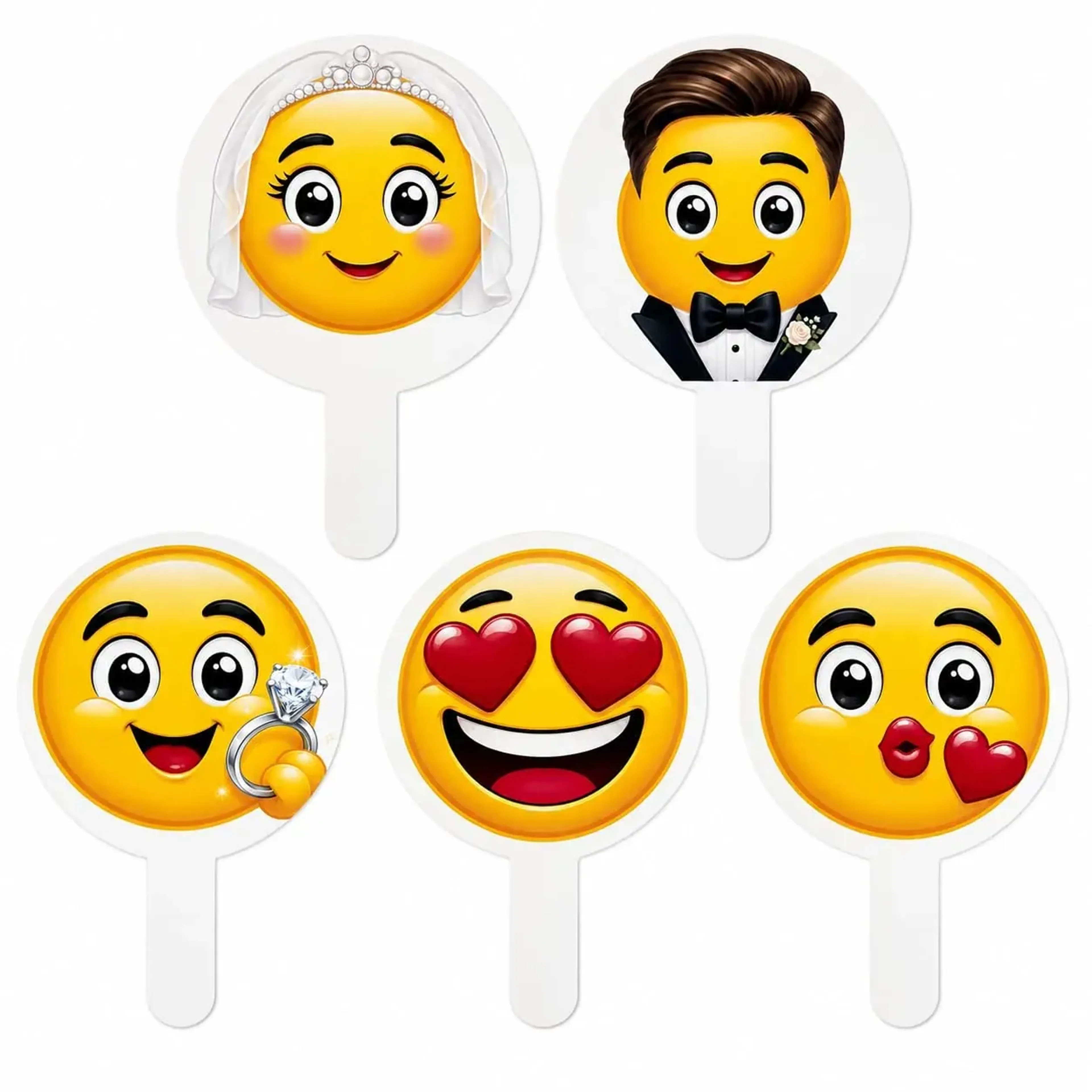 Fünf gelbe Emoji-Foto-Props mit weißen Griffen zeigen Braut, Bräutigam, Ring, Herzaugen und Kussmund.