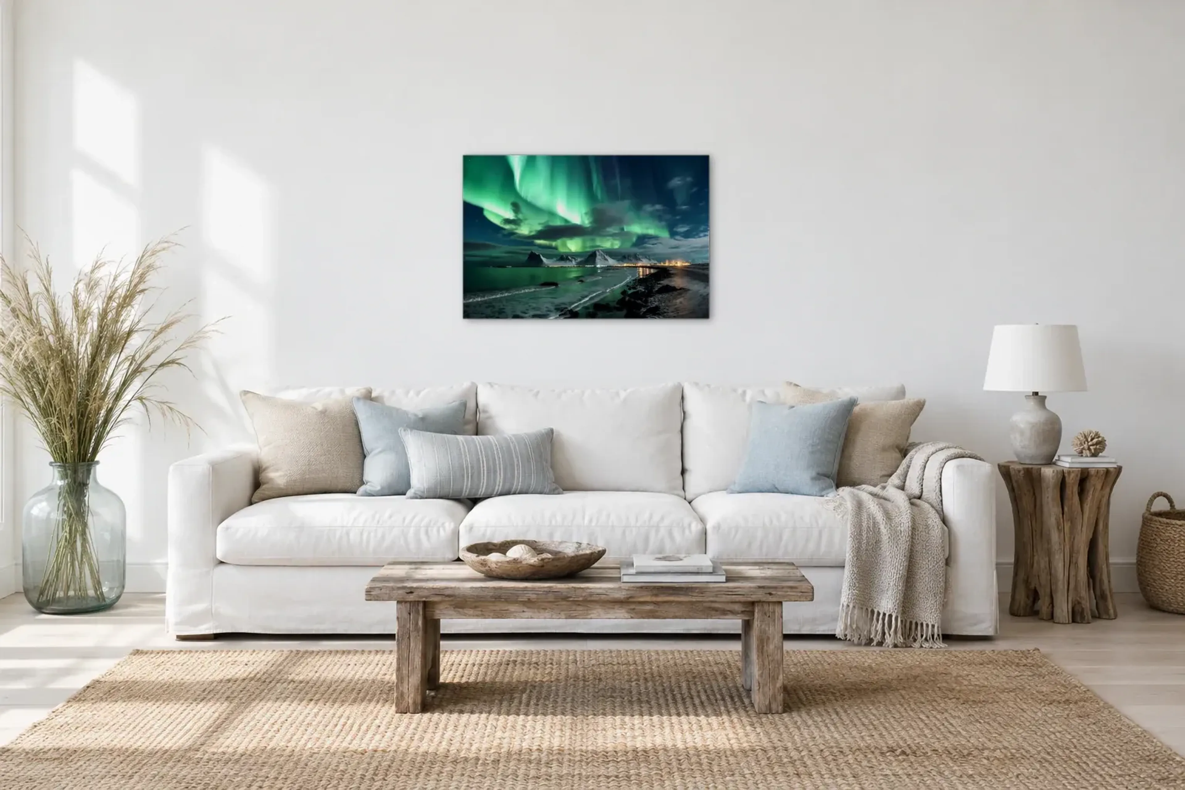 Nordlicht über der Küste als Wandbild über einem 220-cm-Sofa