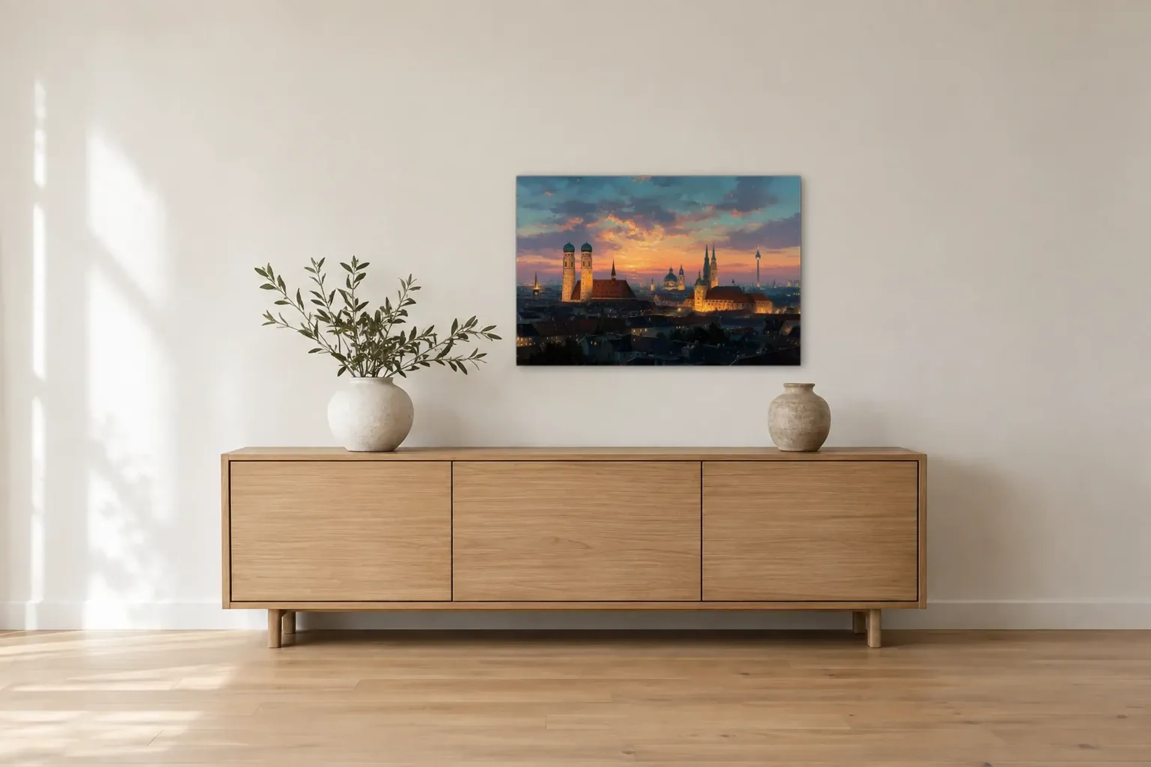 München im Abendglühen als Wandbild über einem 180-cm-Sideboard