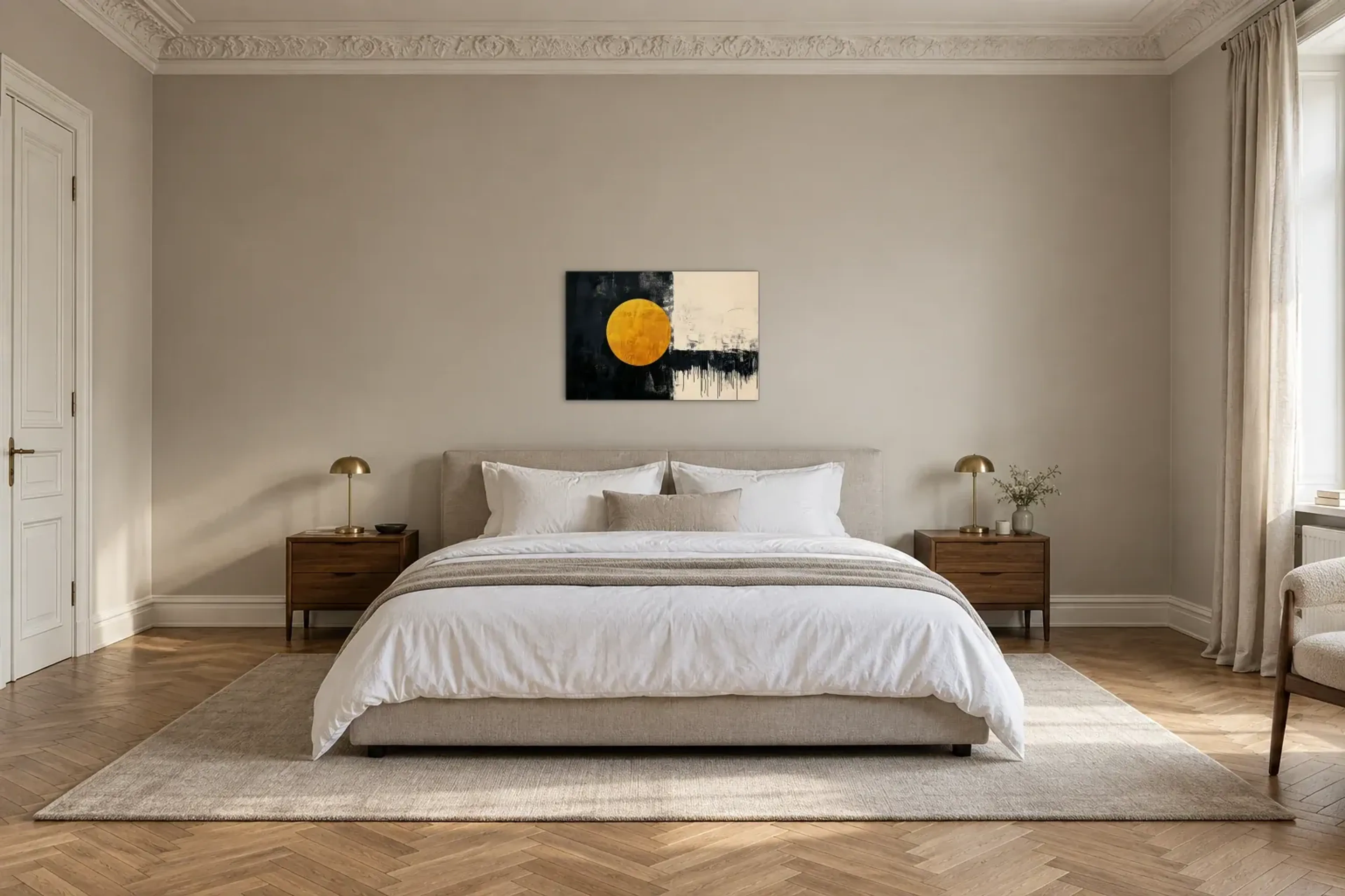 Goldkreis auf dunklem Grund als Wandbild über einem 180-cm-Bett