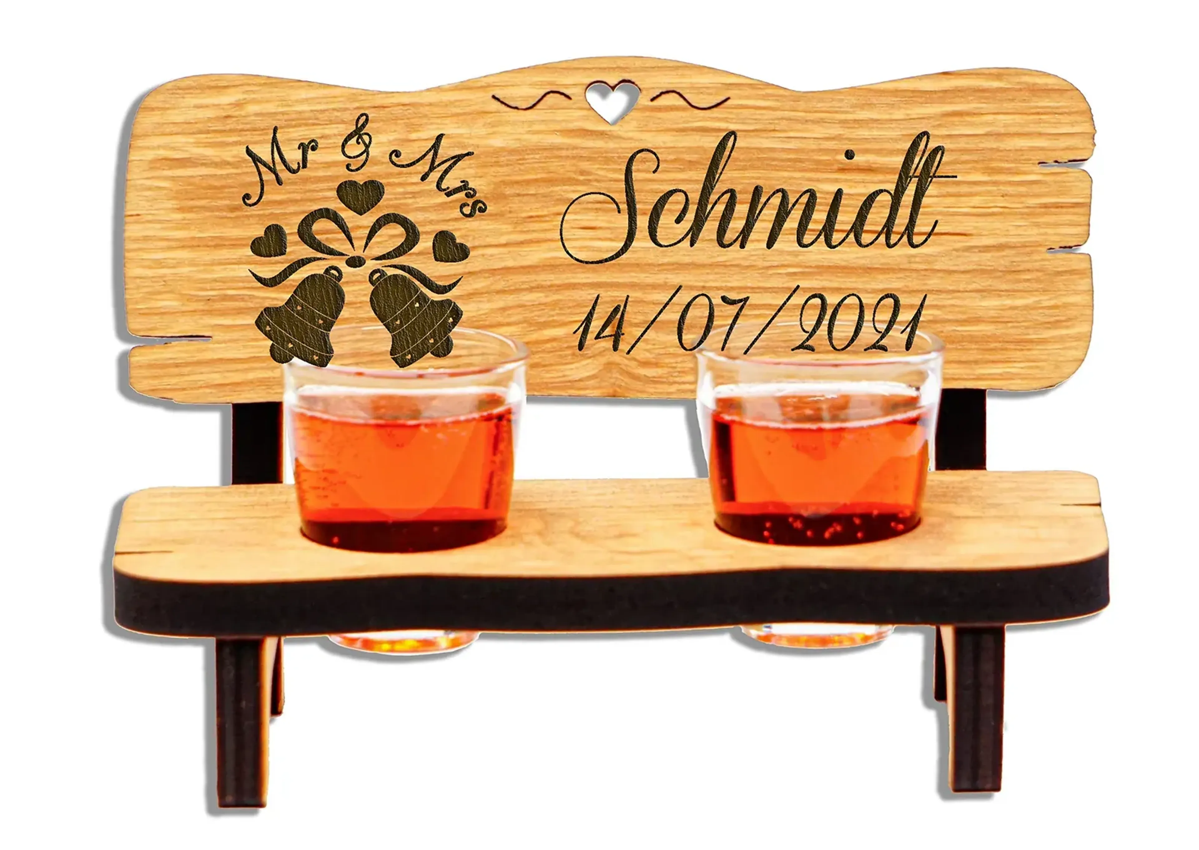 Holz-Schnapsbank mit Hochzeitsglocken, Herzen, beispielhaftem Familiennamen und Datum sowie zwei Gläsern.