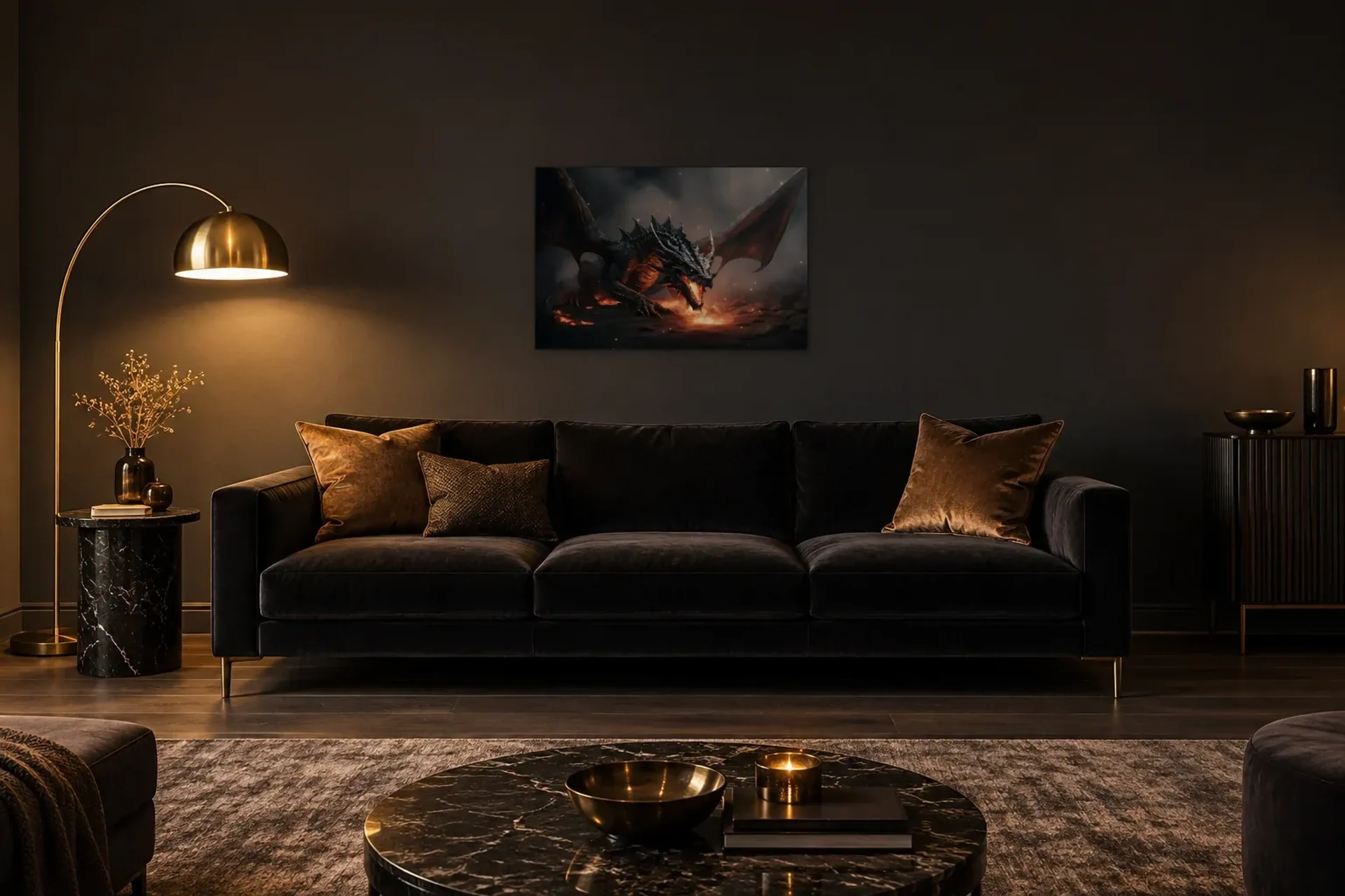 Drache im Feuerschein als Wandbild über einem 220-cm-Sofa