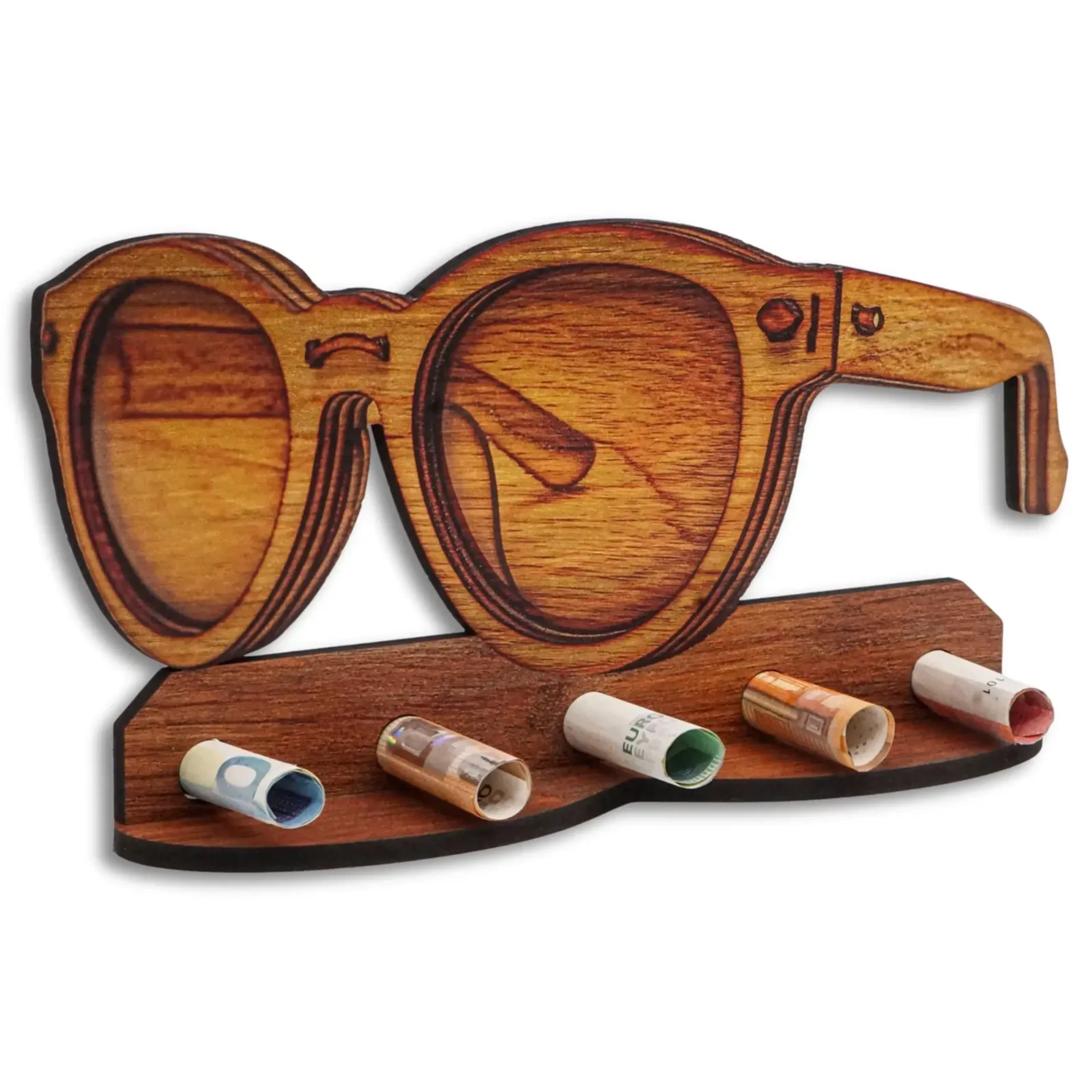 Große Brille mit rundlichen Gläsern in brauner Holzoptik, darunter fünf gerollte Geldscheine auf einer Ablage.