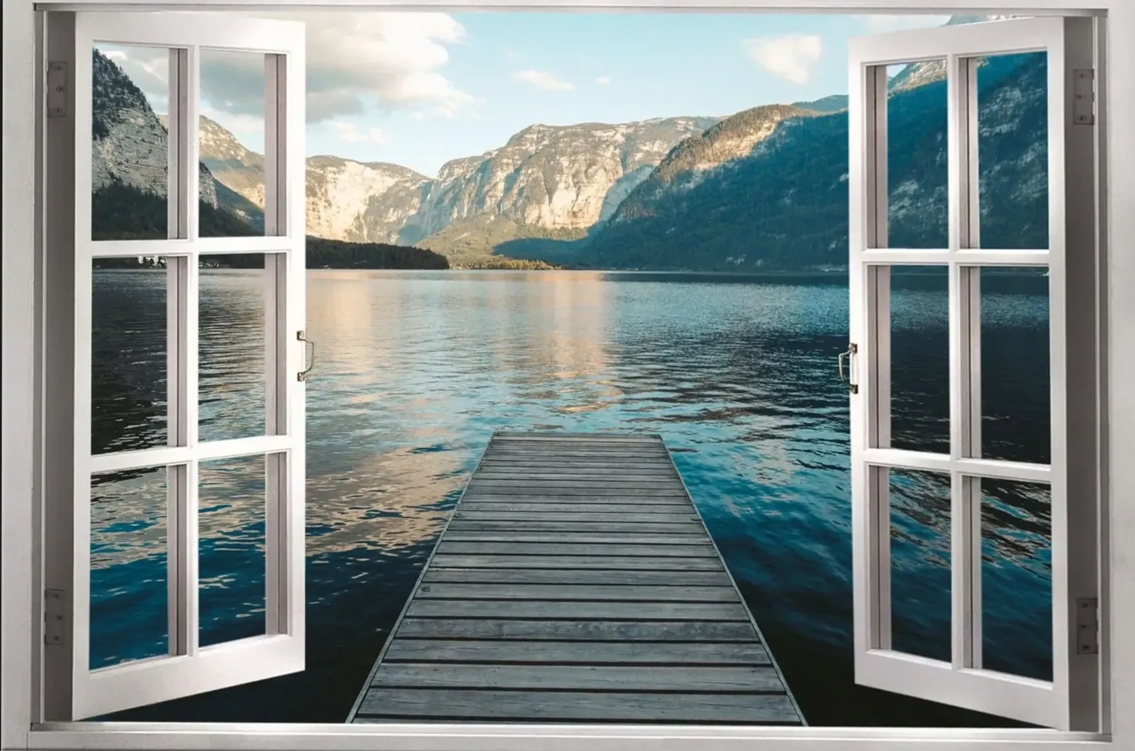 Offene weiße Fensterflügel geben den Blick auf einen Holzsteg, einen See und bewaldete Berge mit Felswänden frei.