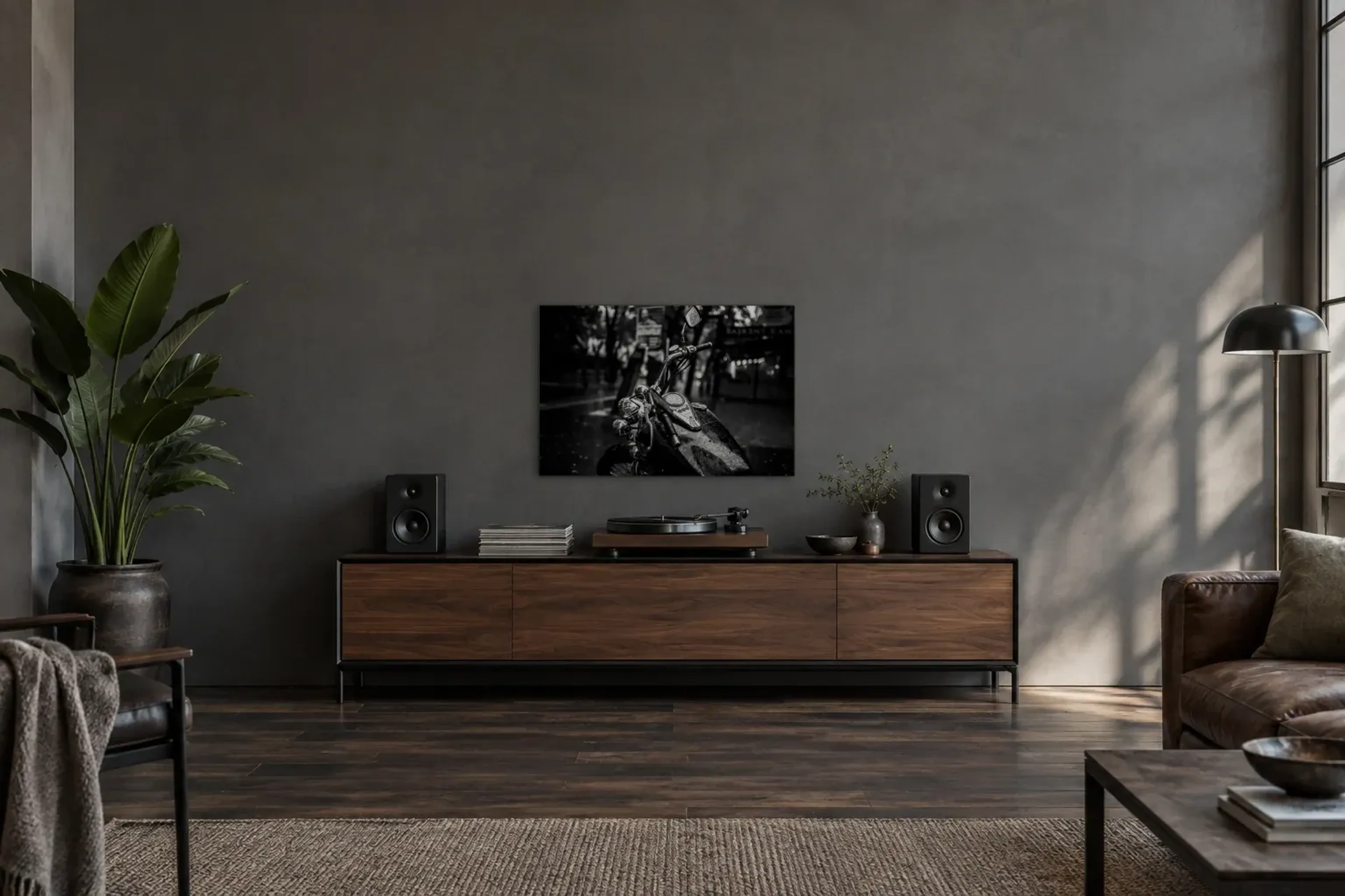 Motorrad in Schwarz-Weiß als Wandbild über einem 200-cm-Sideboard