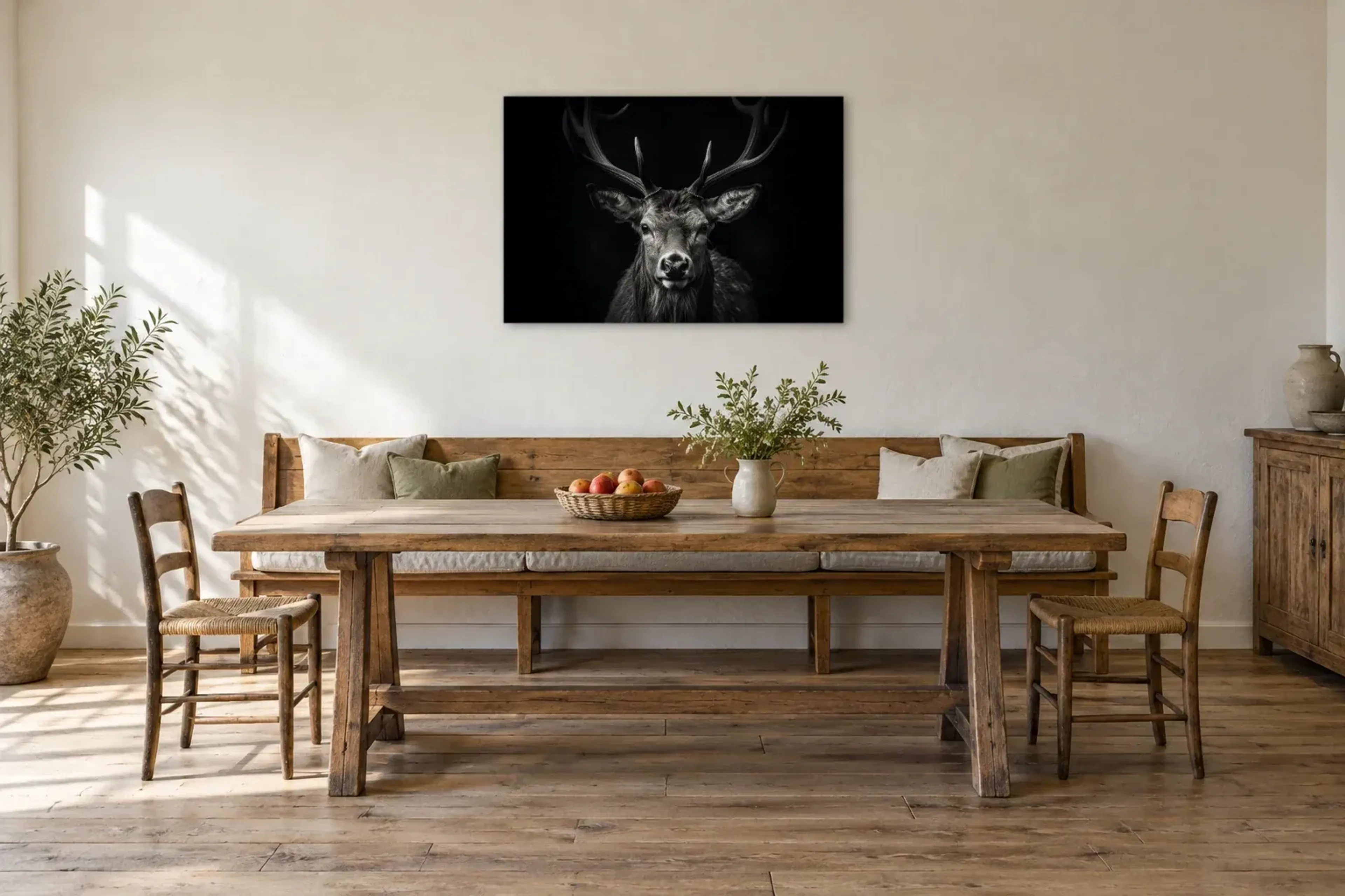 Hirsch in Schwarz-Weiß als Wandbild über einer 200-cm-Sitzbank