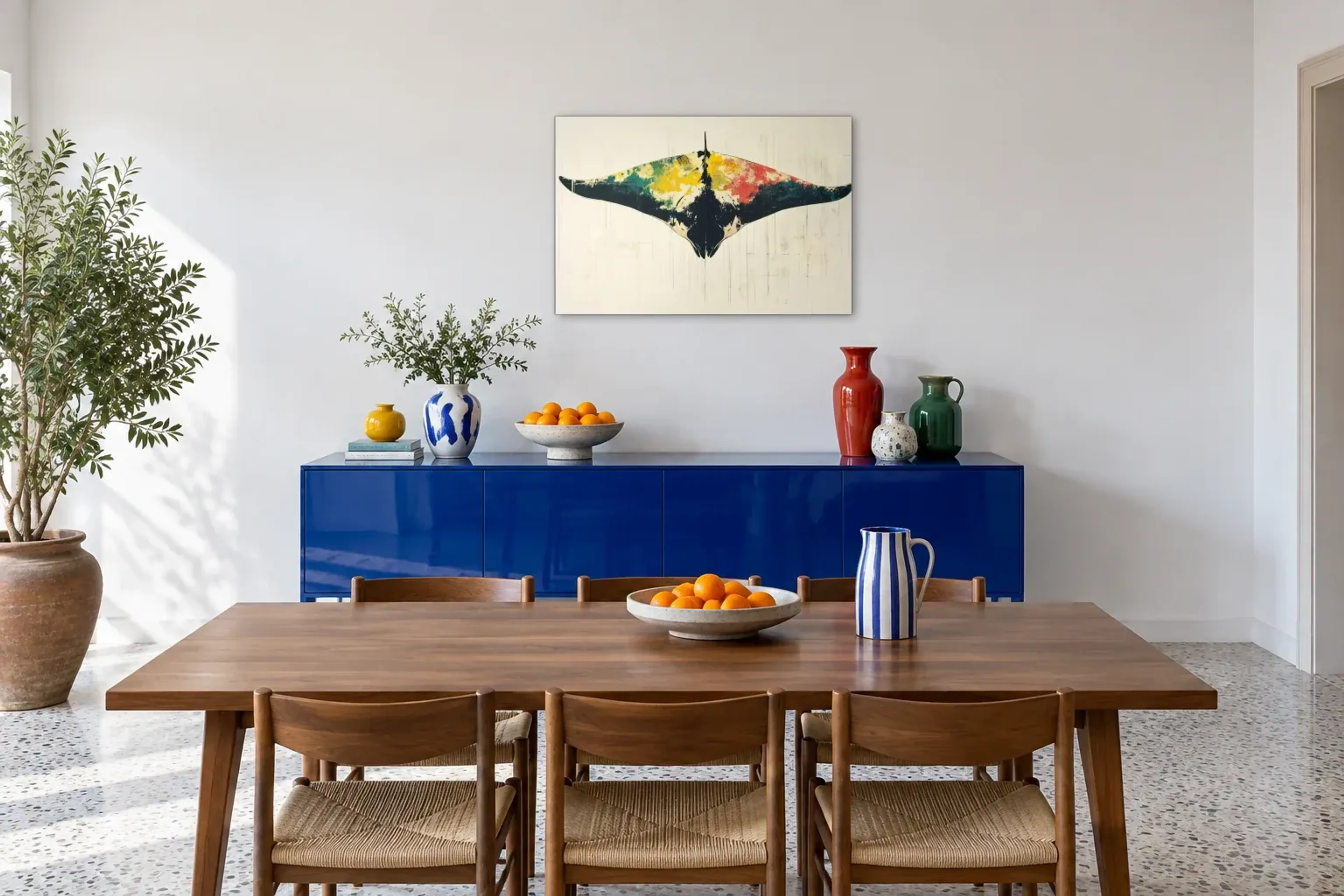 Manta auf hellem Grund als Wandbild über einem 180-cm-Sideboard