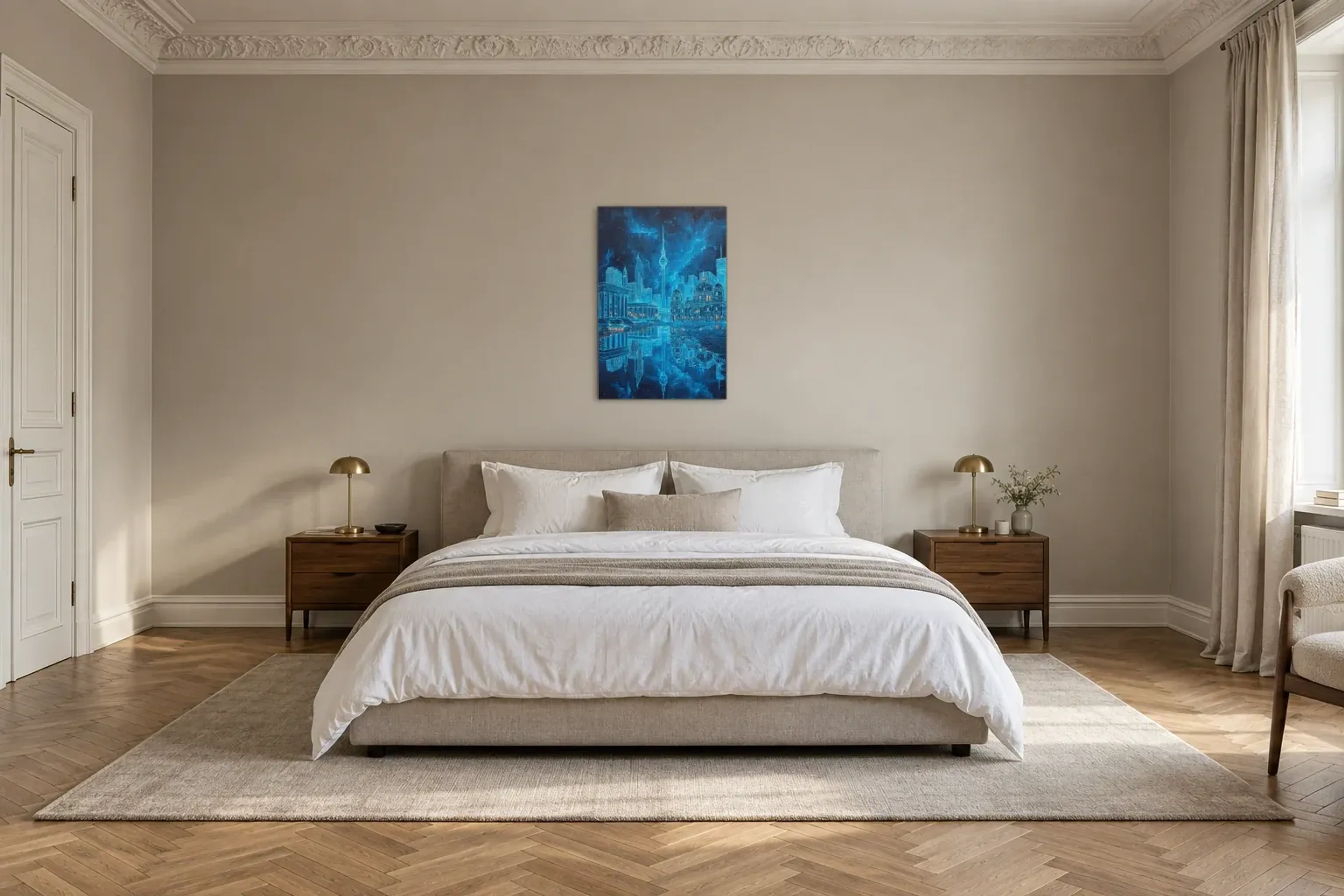 Berlin in leuchtendem Blau als Wandbild über einem 180-cm-Bett