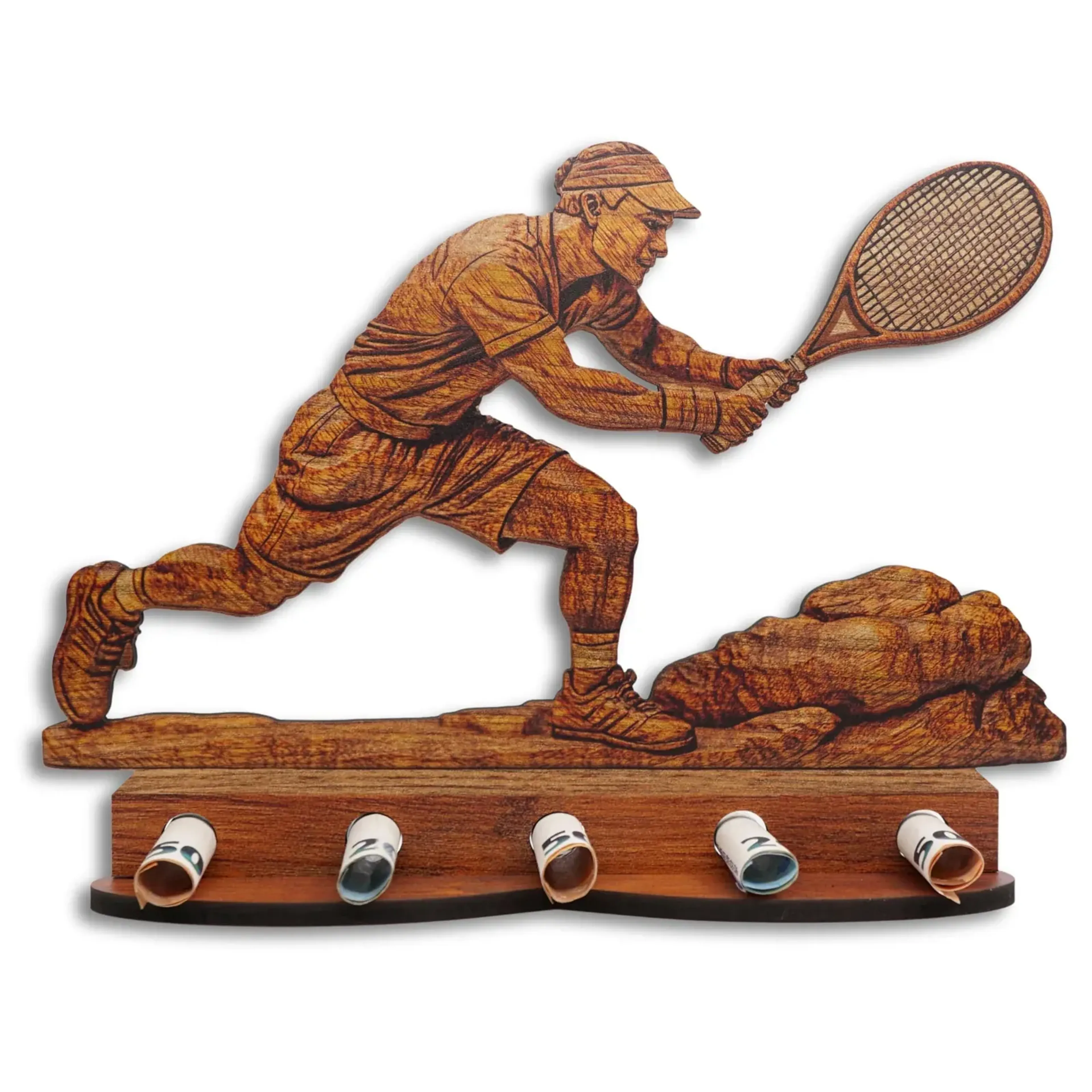 Tennisspieler mit Kappe im tiefen Ausfallschritt und Schläger vor dem Körper, im Beispiel mit Geldscheinen im Sockel.