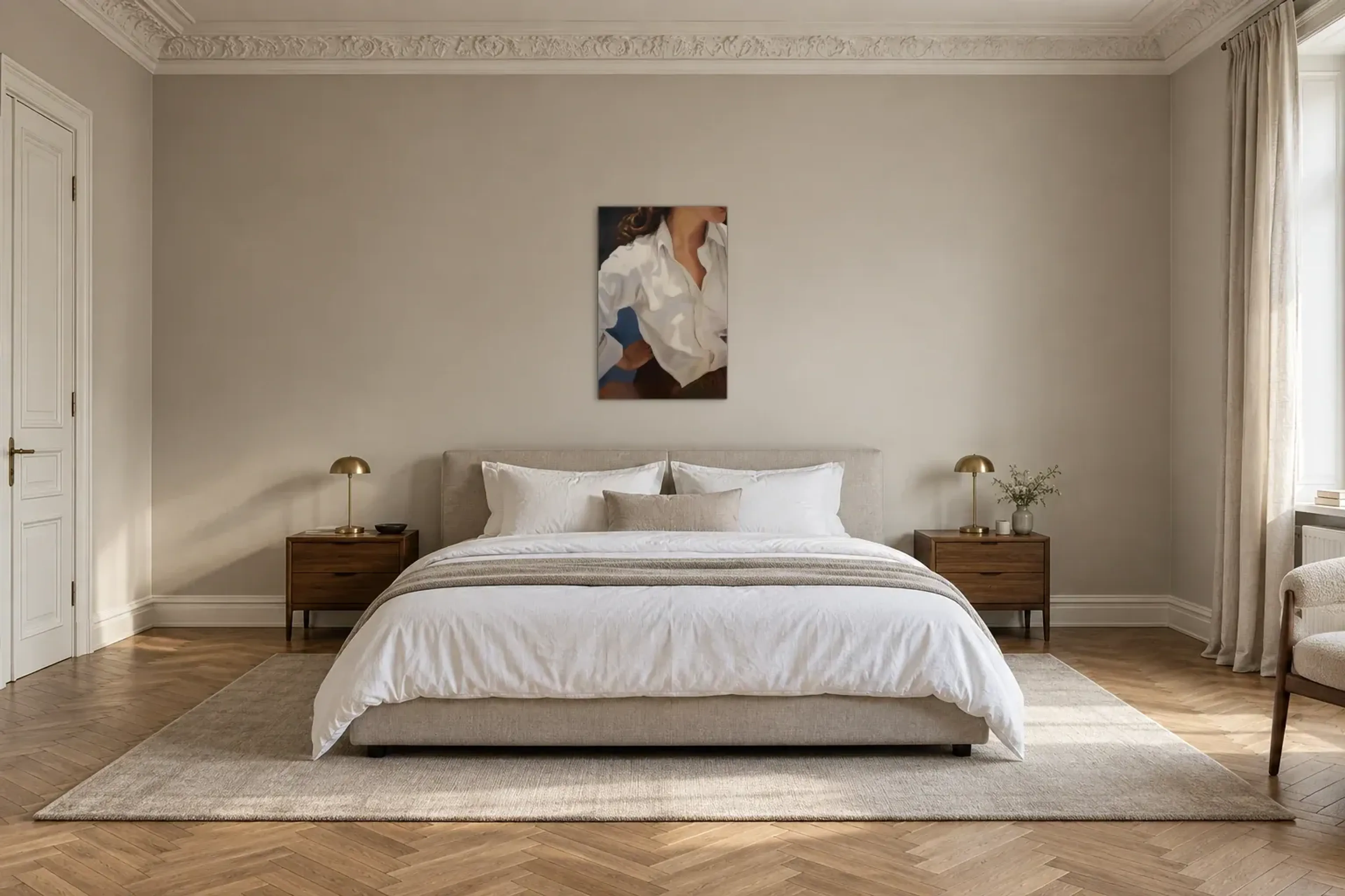 Weiße Bluse mit Hüftstütz als Wandbild über einem 180-cm-Bett