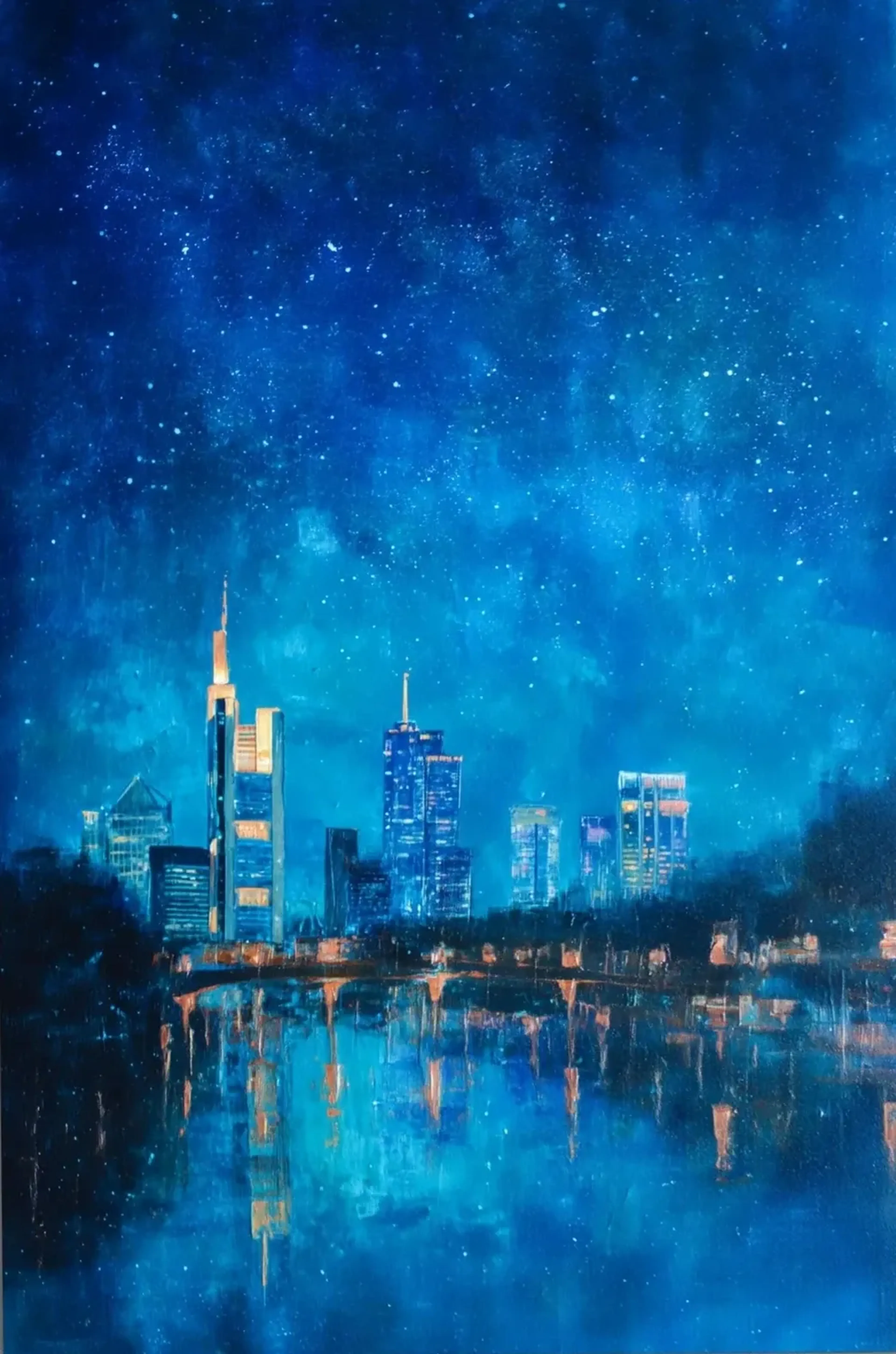 Frankfurter Skyline in leuchtendem Blau mit goldfarbenen Lichtakzenten und weicher Spiegelung im Wasser.